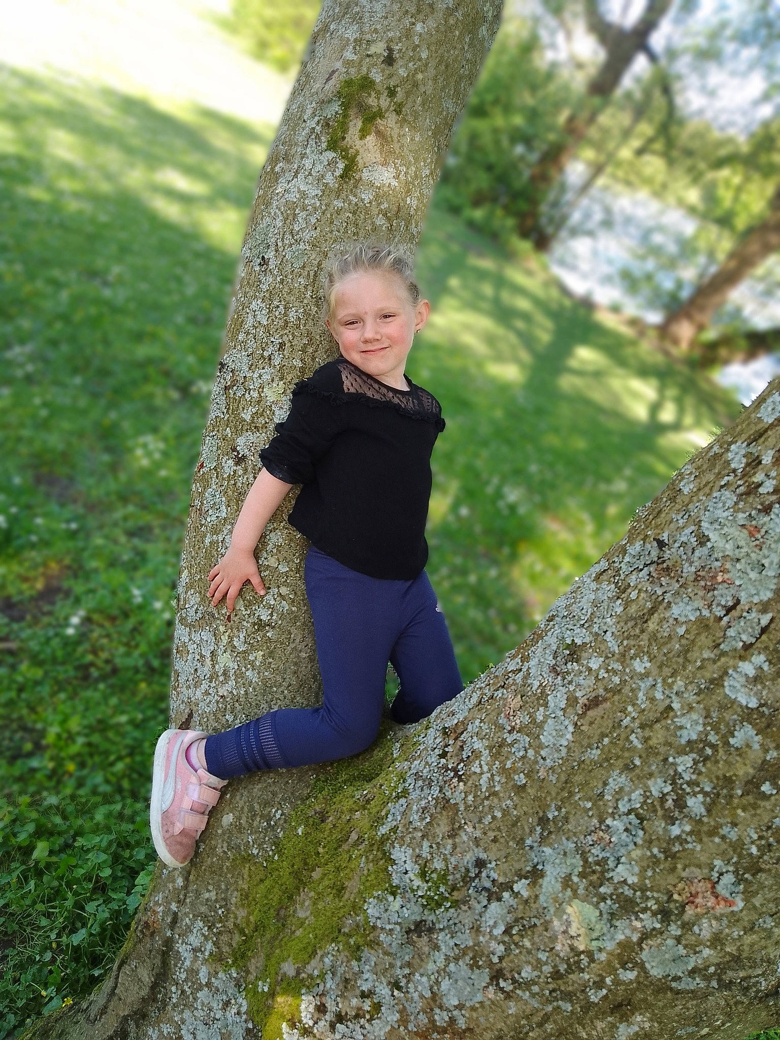 Iséa a rejoint le concours — aidez-le/la à gagner de superbes lots ! bedrock, boot, forest, fun, grass, happy, joy, knee, leisure, people_in_nature, person, plant, recreation, rock, shorts, sitting, thigh, tree, trunk, wilderness