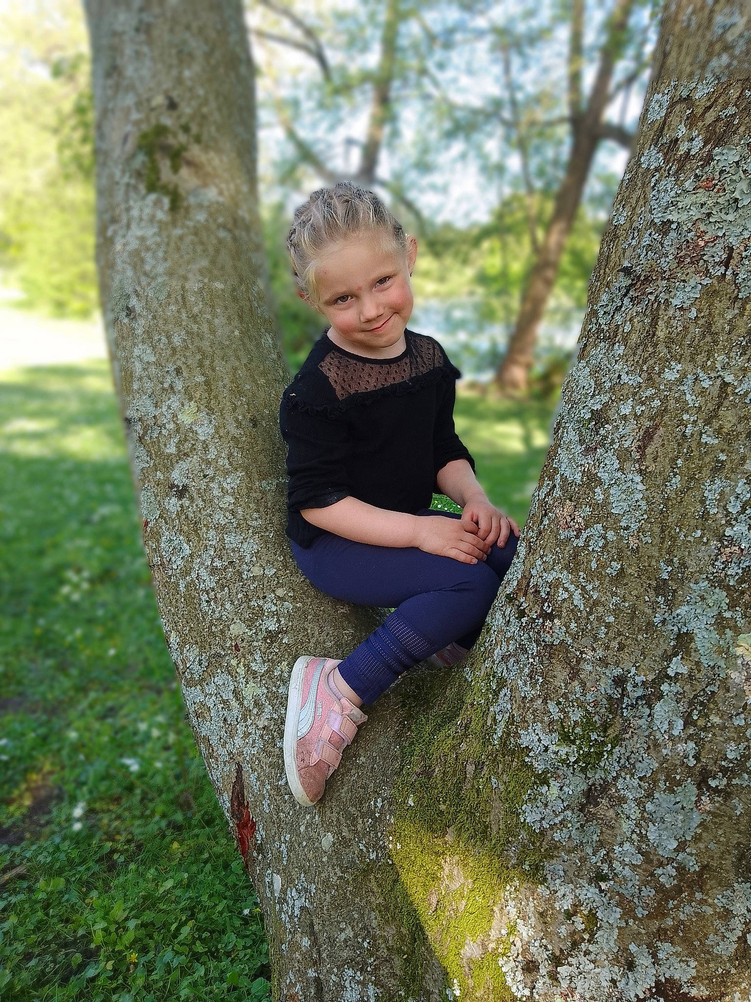 Iséa a rejoint le concours — aidez-le/la à gagner de superbes lots ! bedrock, botany, branch, forest, fun, grass, happy, joy, knee, leaf, leisure, nature, people_in_nature, person, plant, recreation, thigh, tree, trunk, wood