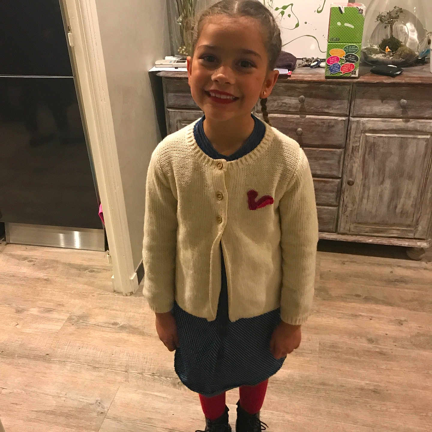 Victoria participe au concours pour gagner de l'argent avec cette photo : angle, arm, floor, flooring, furniture, joint, leg, product, shoulder, wood