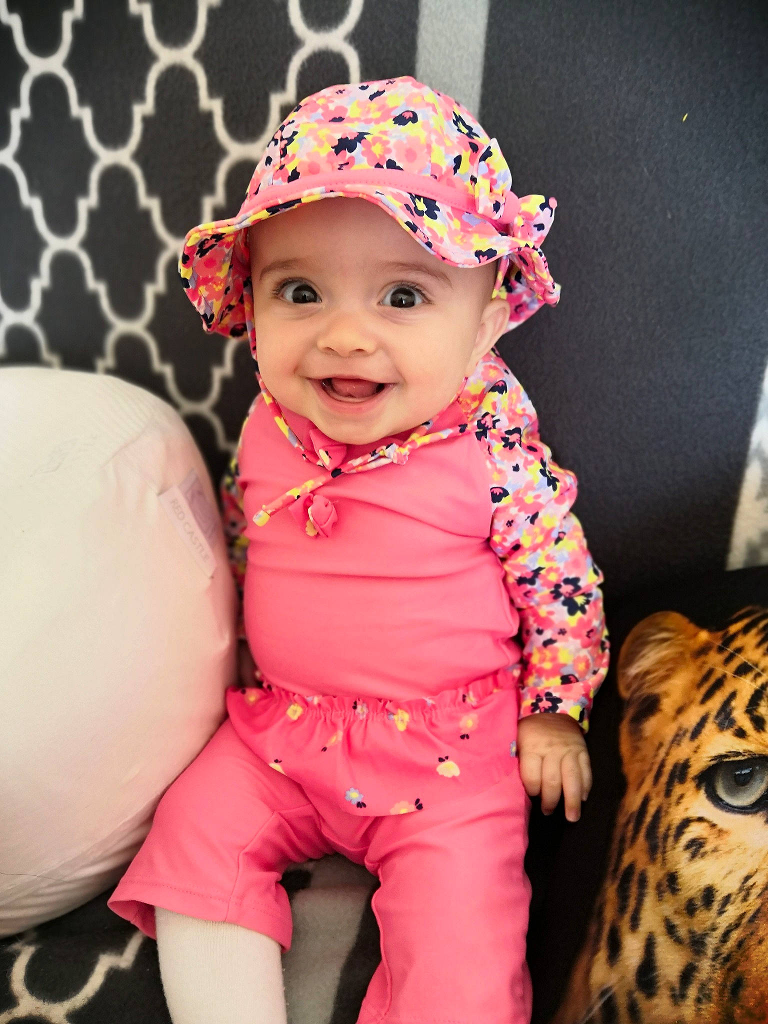 Manuela a rejoint le concours — aidez-le/la à gagner de superbes lots ! baby, baby_toddler_clothing, cap, child, cool, costume_hat, eye, face, facial_expression, happy, headgear, headwear, human_body, joy, magenta, neck, pattern, person, pink, skin