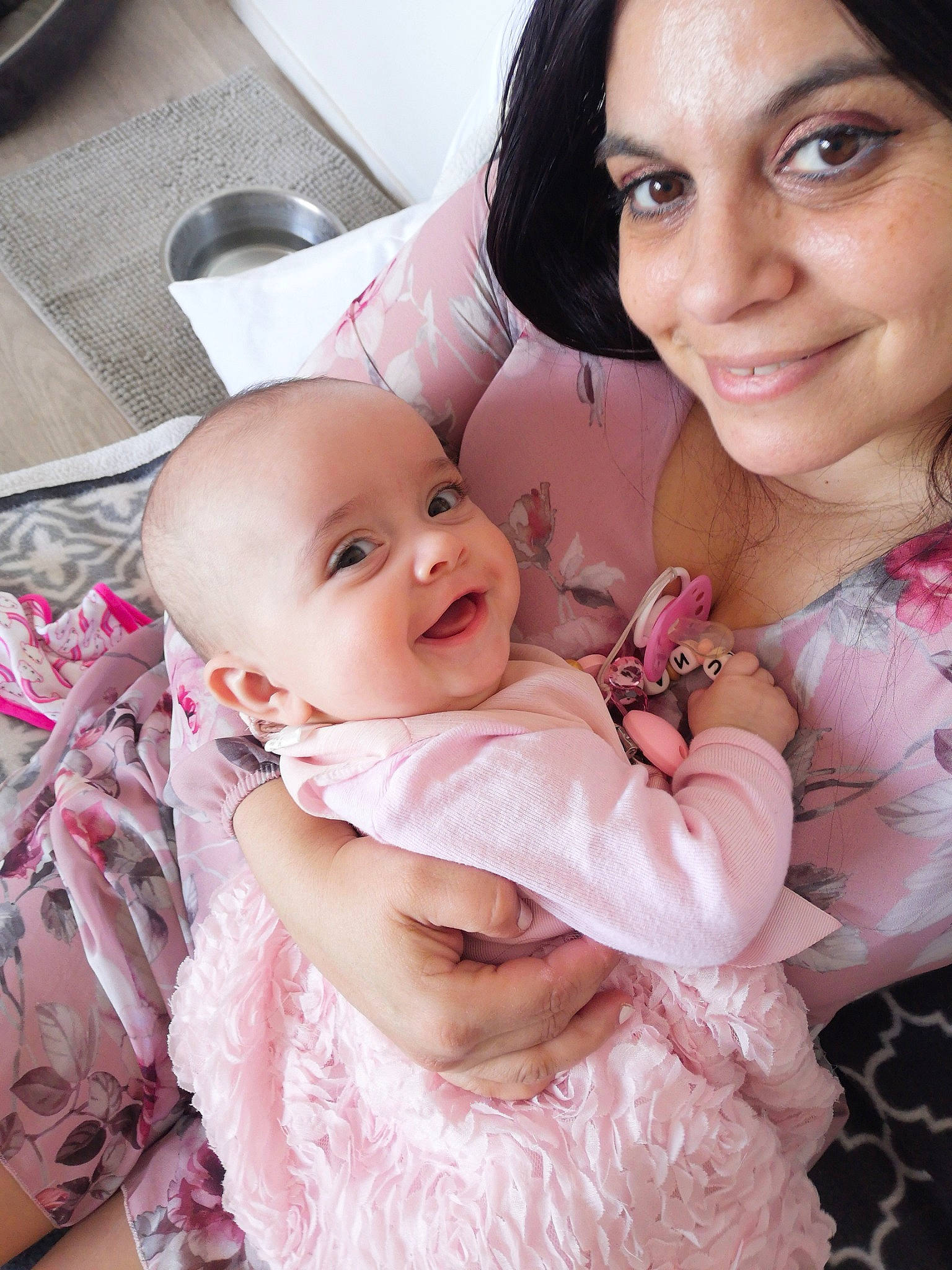 Manuela a rejoint le concours — aidez-le/la à gagner de superbes lots ! baby, baby_toddler_clothing, cheek, child, comfort, event, eye, eyelash, face, facial_expression, gesture, happy, iris, jewellery, joy, lip, person, pink, skin, smile