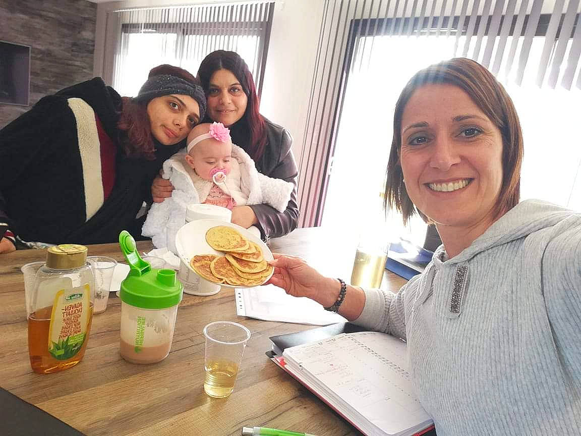 Manuela participe au concours pour gagner de l'argent avec cette photo : baby, chair, child, comfort, cuisine, event, face, food, fun, happy, hat, headwear, joy, organ, person, plate, room, sharing, smile, t_shirt