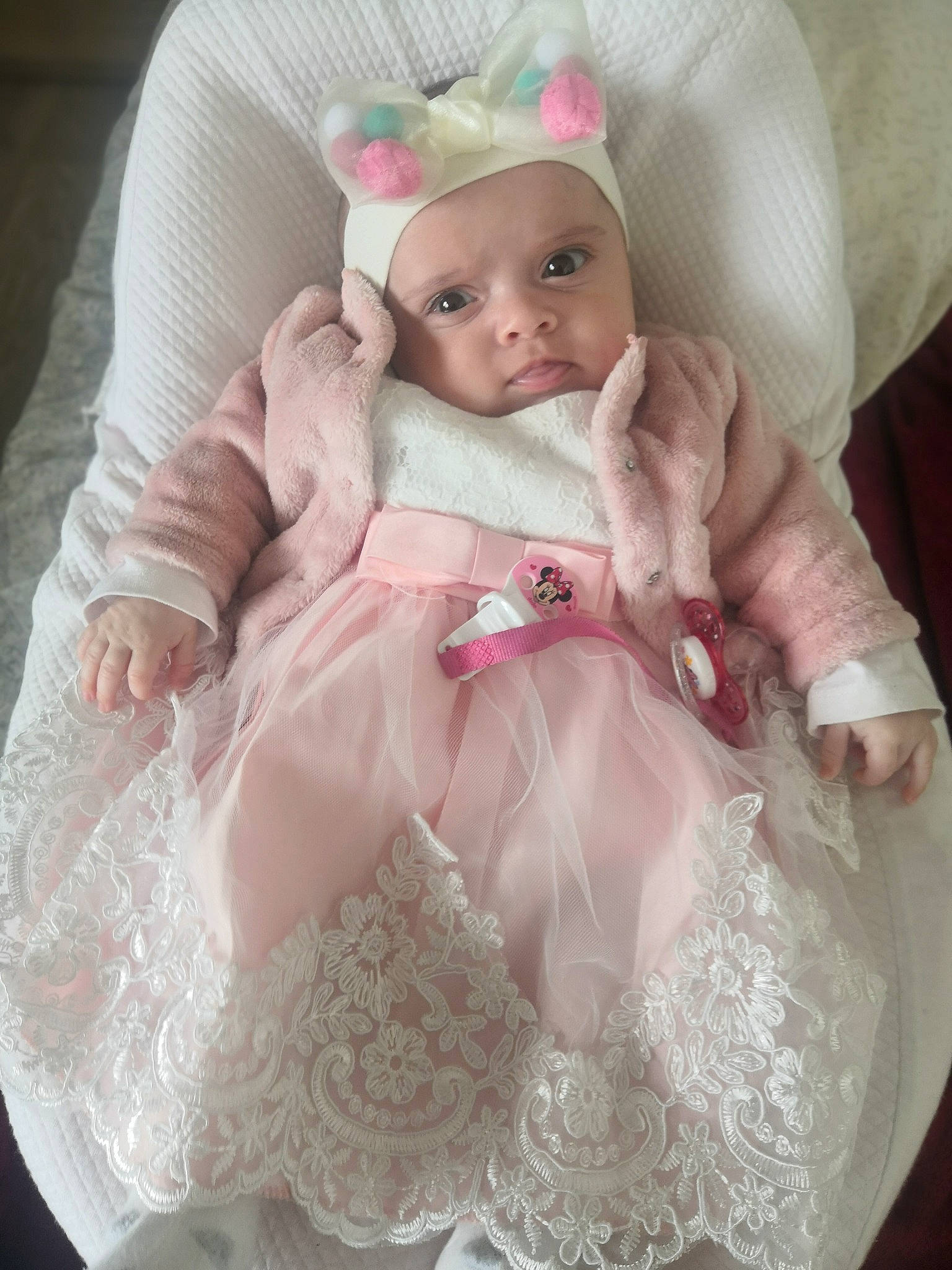 Manuela participe au concours pour gagner de l'argent avec cette photo : baby, baby_products, baby_toddler_clothing, bonnet, costume_accessory, embellishment, hair_accessory, headband, headpiece, headwear, peach, person, pink