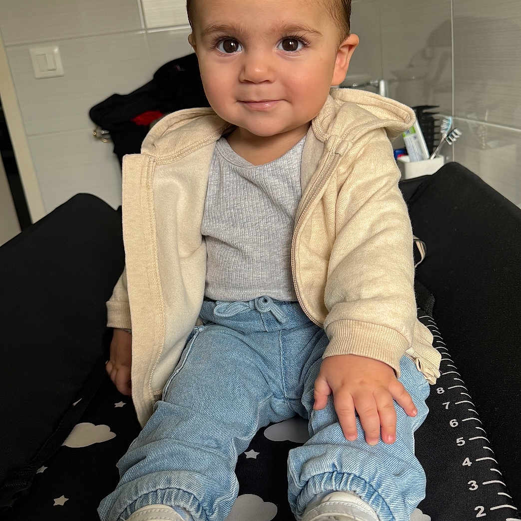 Milyann a rejoint le concours — aidez-le/la à gagner de superbes lots ! bathroom, child, clothing, cute, face, furniture, hair, indoors, jacket, jeans, measurement_mat, person, portrait, shoes, sitting, smiling, sneakers, tiles, toddler, toothbrush