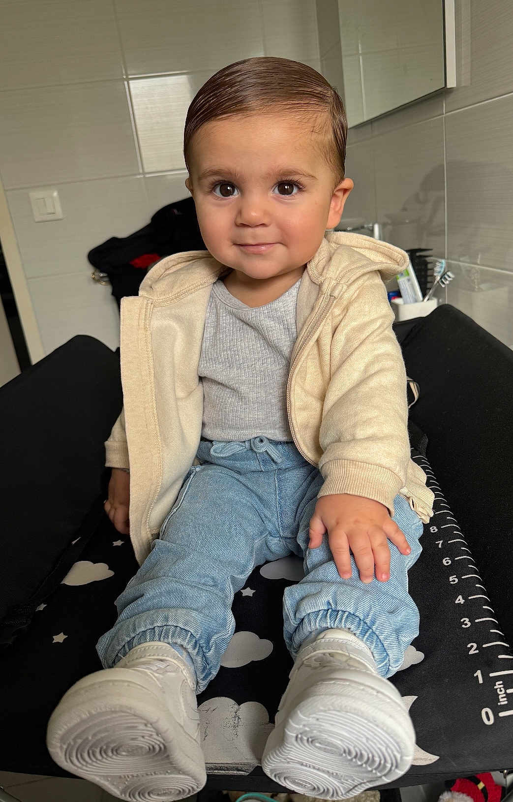 Milyann a rejoint le concours — aidez-le/la à gagner de superbes lots ! toddler, child, sitting, indoors, clothing, shoes, sneakers, jeans, jacket, face, hair, person, smiling, furniture, bathroom, toothbrush, tiles, measurement_mat, cute, portrait