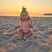 Elaïa participe au concours pour gagner de l'argent avec cette photo : baby, child, beach, sand, sunset, smile, happy, portrait, outdoor, sun, sky, nature, person, cute, young, sitting, hair, clothing, fun, vacation