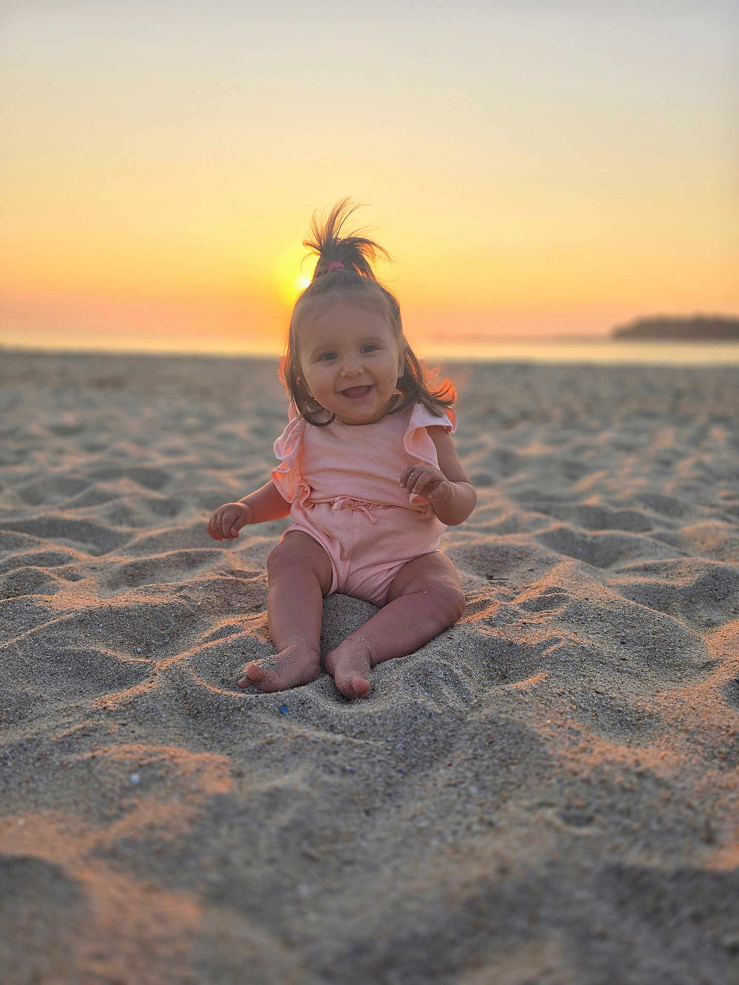 Elaïa participe au concours pour gagner de l'argent avec cette photo : baby, child, beach, sand, sunset, smile, happy, portrait, outdoor, sun, sky, nature, person, cute, young, sitting, hair, clothing, fun, vacation