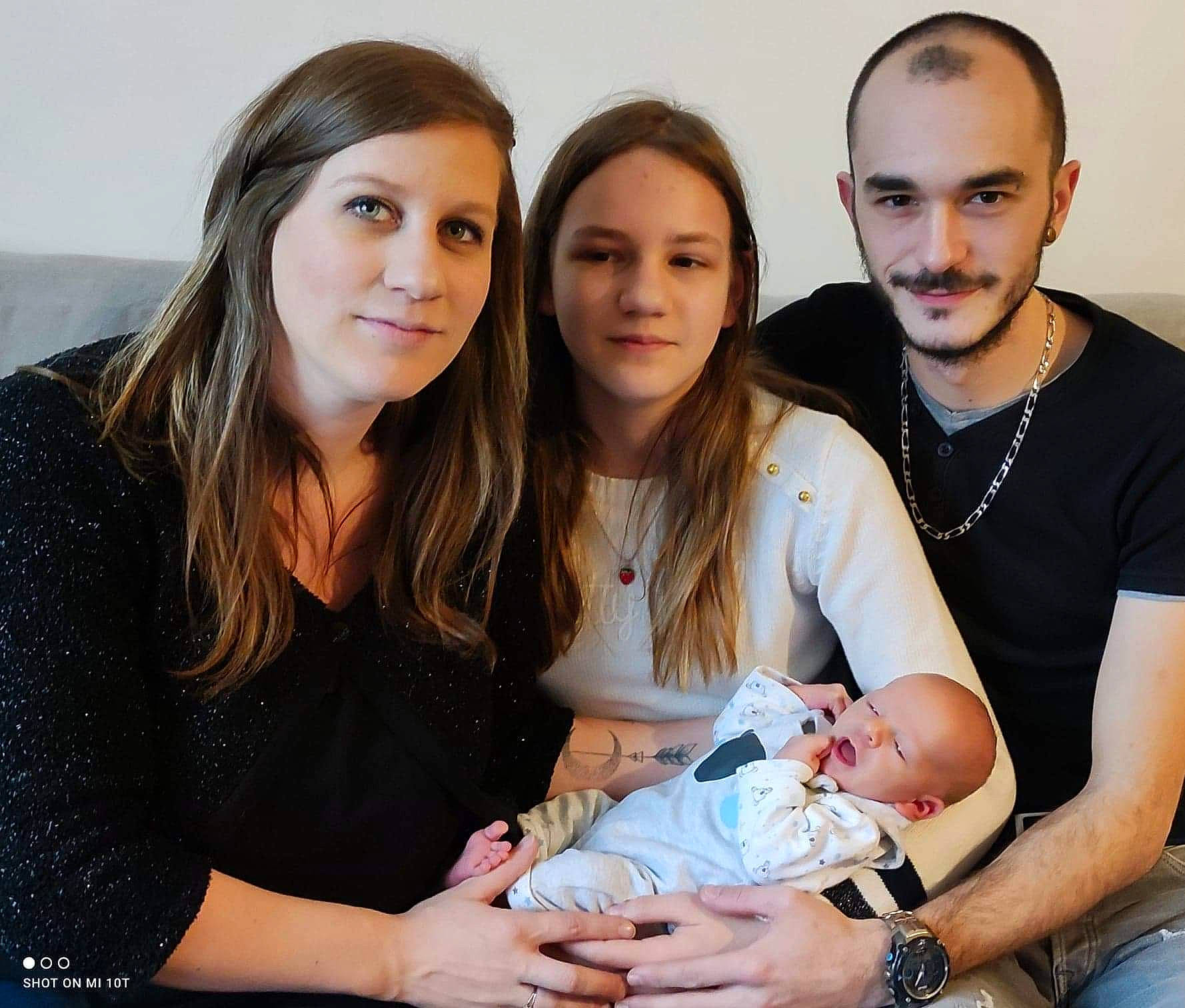 Adam participe au concours pour gagner de l'argent avec cette photo : arm, baby, child, comfort, event, family_taking_photos_together, fun, gesture, hairstyle, hand, happy, human, jewellery, joy, organ, person, photograph, sitting, skin, smile