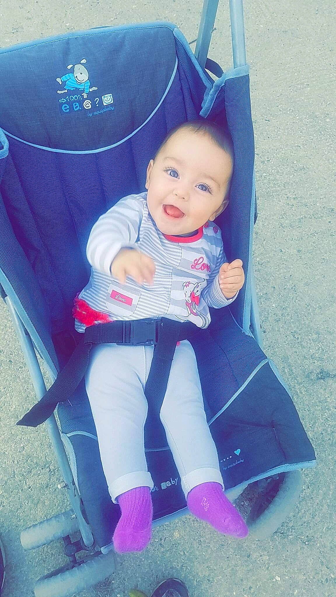 Séléna a rejoint le concours — aidez-le/la à gagner de superbes lots ! baby_products, beauty, blue, child, cool, day, eye, fun, girl, infant, leg, person, pink, product, purple, sitting, skin, smile, standing, toddler