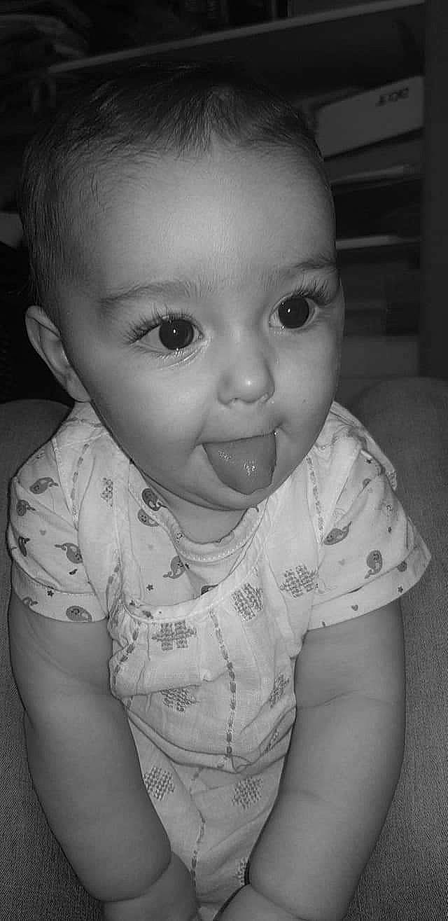 Séléna a rejoint le concours — aidez-le/la à gagner de superbes lots ! beauty, black, black_and_white, cheek, child, emotion, eye, face, facial_expression, head, infant, lip, monochrome_photography, nose, person, photograph, skin, smile, toddler, white