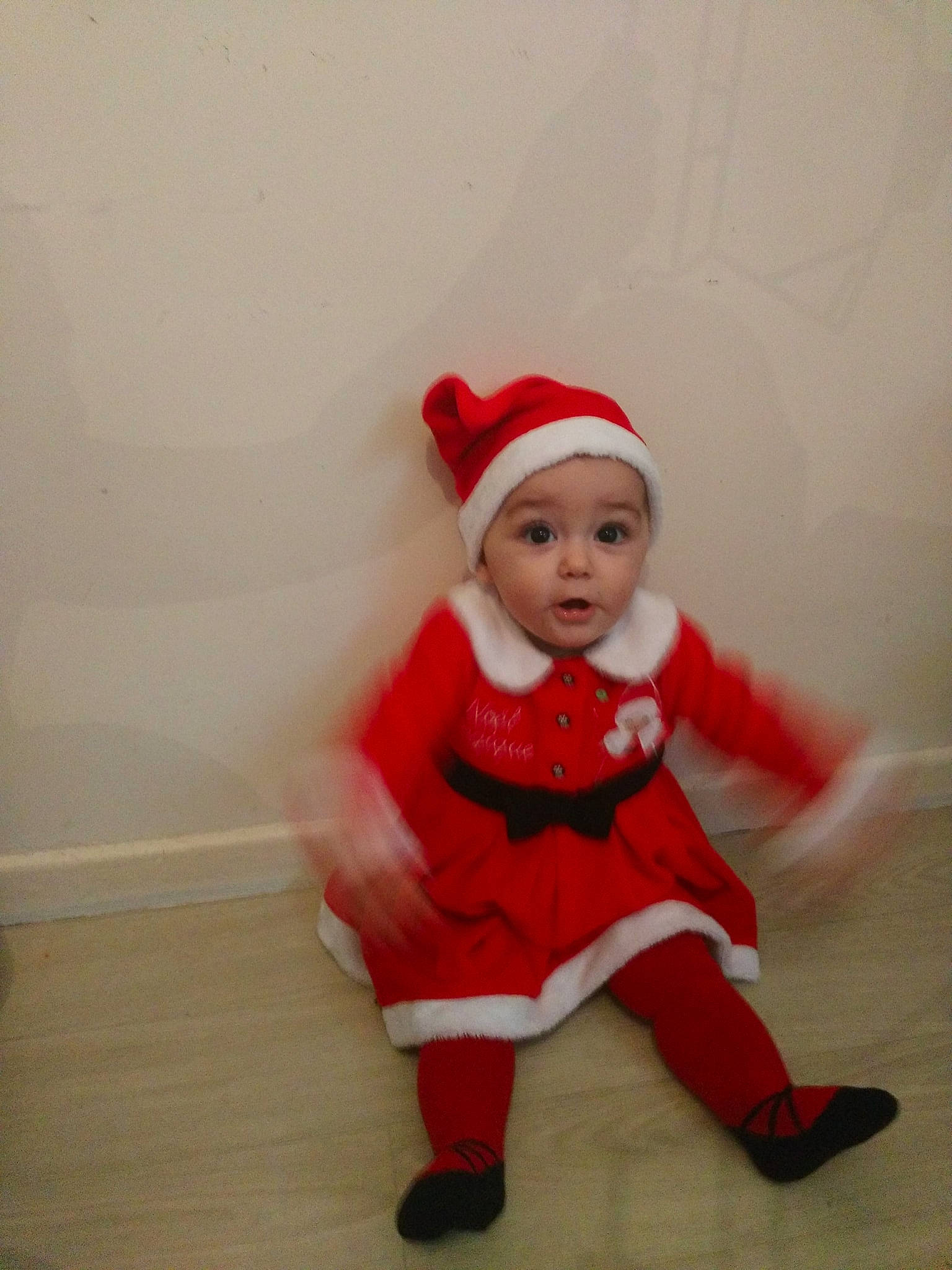 Selena a rejoint le concours — aidez-le/la à gagner de superbes lots ! child, christmas, costume, fictional_character, headgear, headwear, holiday, infant, person, red, santa_claus, surprise, textile, toddler