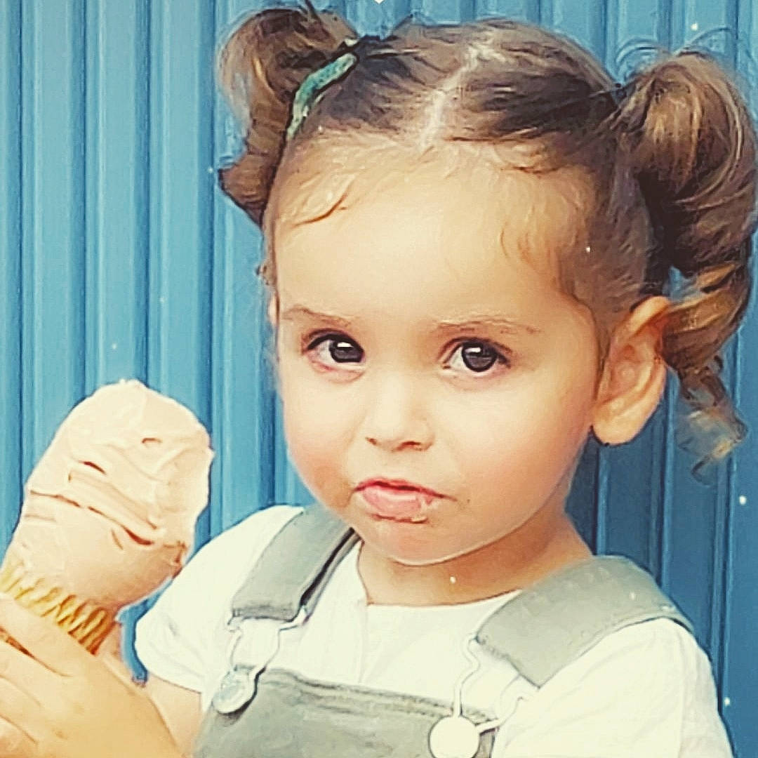 Eléa a rejoint le concours — aidez-le/la à gagner de superbes lots ! cheek, chin, ear, eye, eyebrow, eyelash, facial_expression, forehead, gesture, hair, iris, jaw, mammal, mouth, neck, nose, organ, person, shoulder, skin