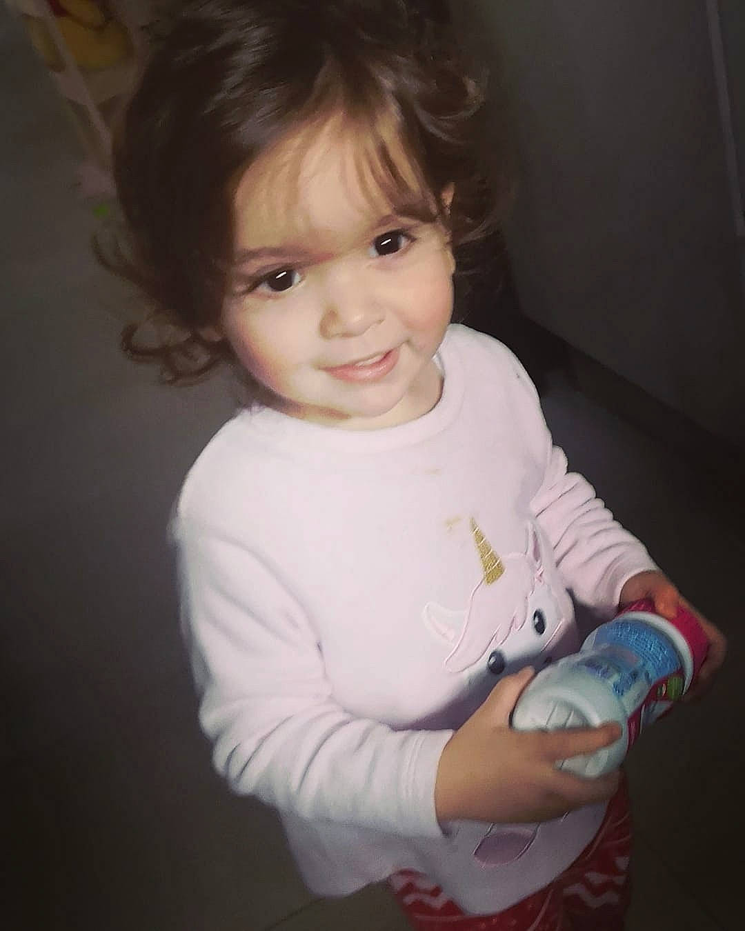 Eléa a rejoint le concours — aidez-le/la à gagner de superbes lots ! baby_toddler_clothing, cheek, child, cool, elbow, eyelash, flash_photography, fun, gesture, hair, happy, human_body, iris, nose, organ, person, skin, sleeve, smile, t_shirt