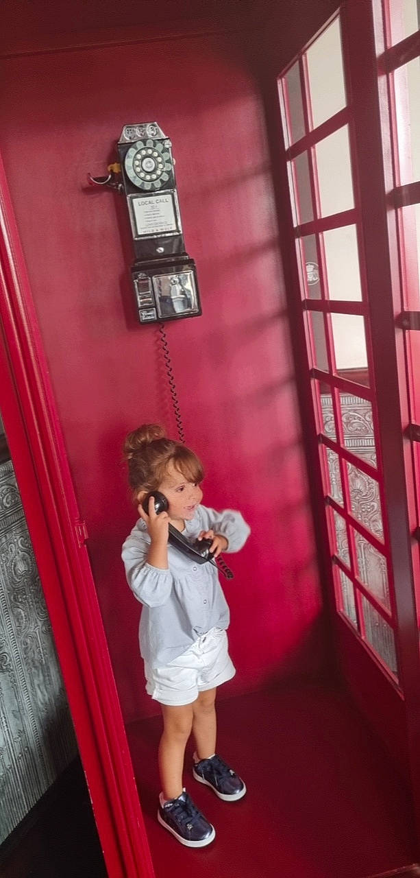 Eléa a rejoint le concours — aidez-le/la à gagner de superbes lots ! building, child, door, eye, fun, house, human_leg, magenta, peach, person, pink, red, room, shorts, sports_equipment, stairs, textile, toddler, wall, window