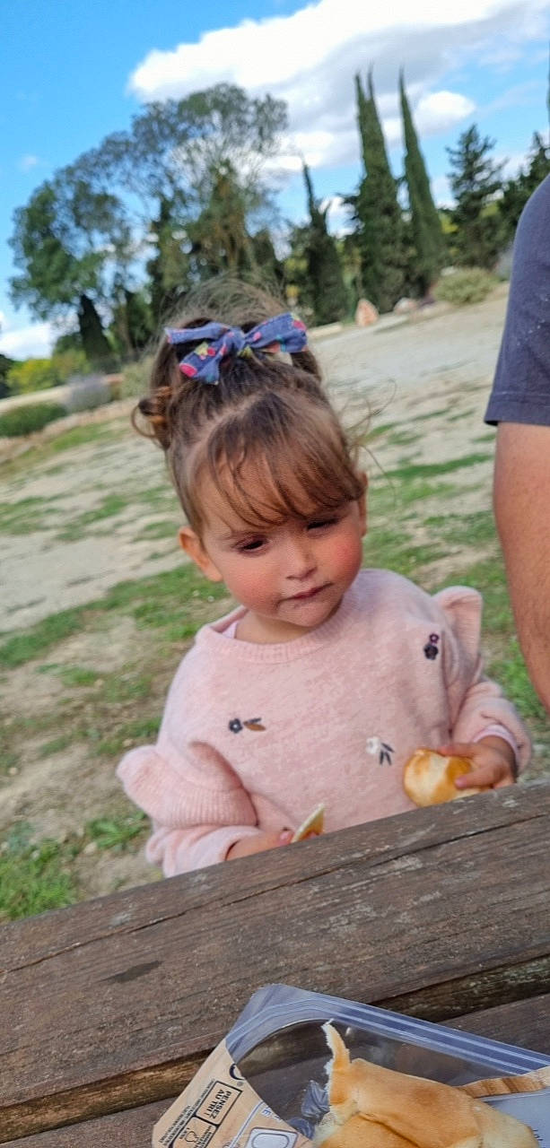 Eléa a rejoint le concours — aidez-le/la à gagner de superbes lots ! baby, baby_toddler_clothing, eyewear, finger, grass, grass_family, happy, landscape, leaf, leisure, person, pink, plant, recreation, skin, sky, summer, sunglasses, toddler, tree