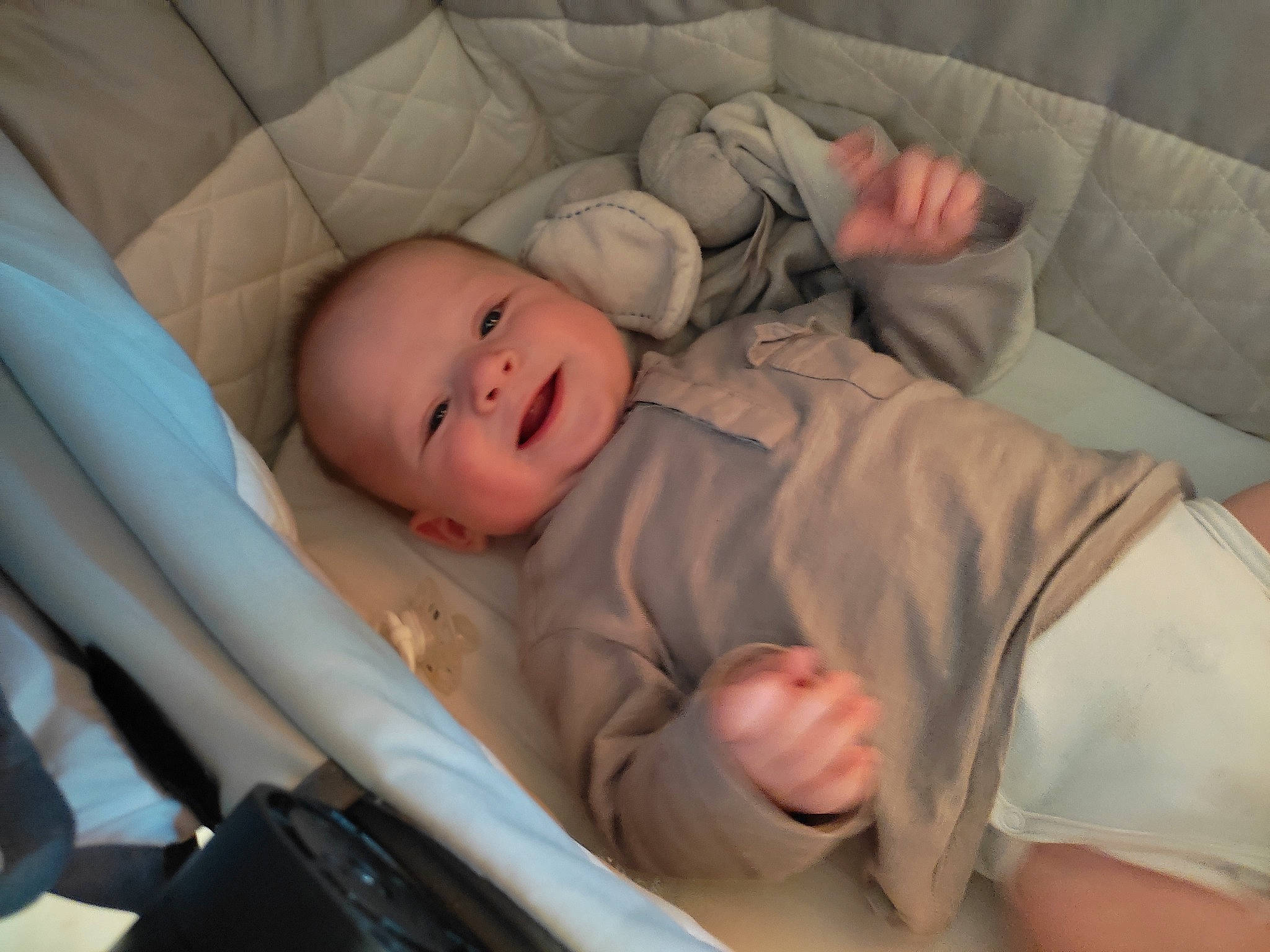 Léo a rejoint le concours — aidez-le/la à gagner de superbes lots ! baby, baby_products, baby_toddler_clothing, bedtime, cheek, child, comfort, eye, face, finger, head, health_care, human_body, mouth, nose, person, skin, sleeve, smile, thumb