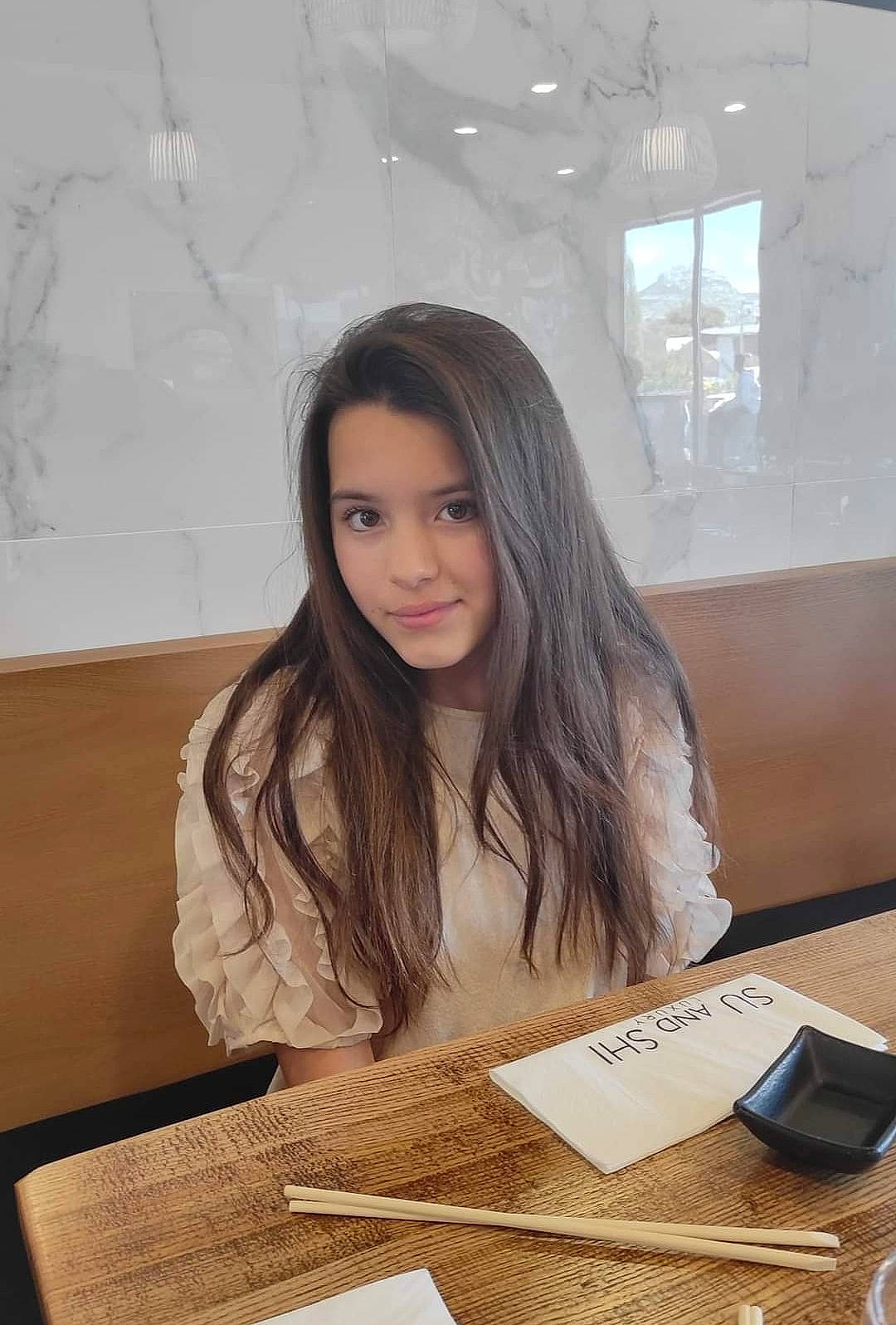 Margaux participe au concours pour gagner de l'argent avec cette photo : automotive_design, brown_hair, chair, electronic_device, employment, eyewear, fashion_design, flooring, job, joy, material_property, mobile_phone, office_equipment, office_supplies, person, reading, room, sitting, table, white_collar_worker