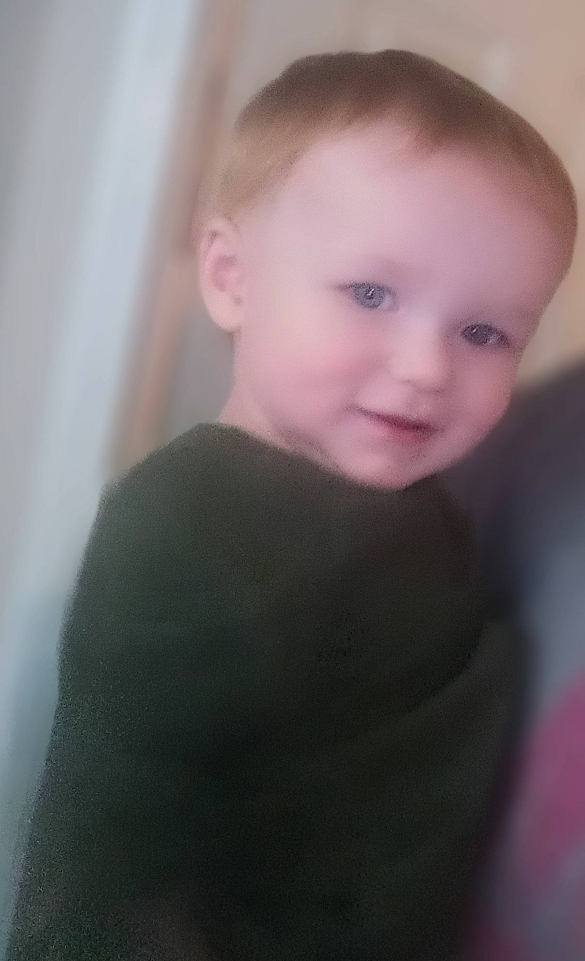 Rein is registered to the contest to win money with this photo: baby, baby_toddler_clothing, cheek, flash_photography, fun, fur, human_body, iris, jaw, lip, neck, nose, person, portrait_photography, shoulder, sitting, sleeve, smile, t_shirt, toddler