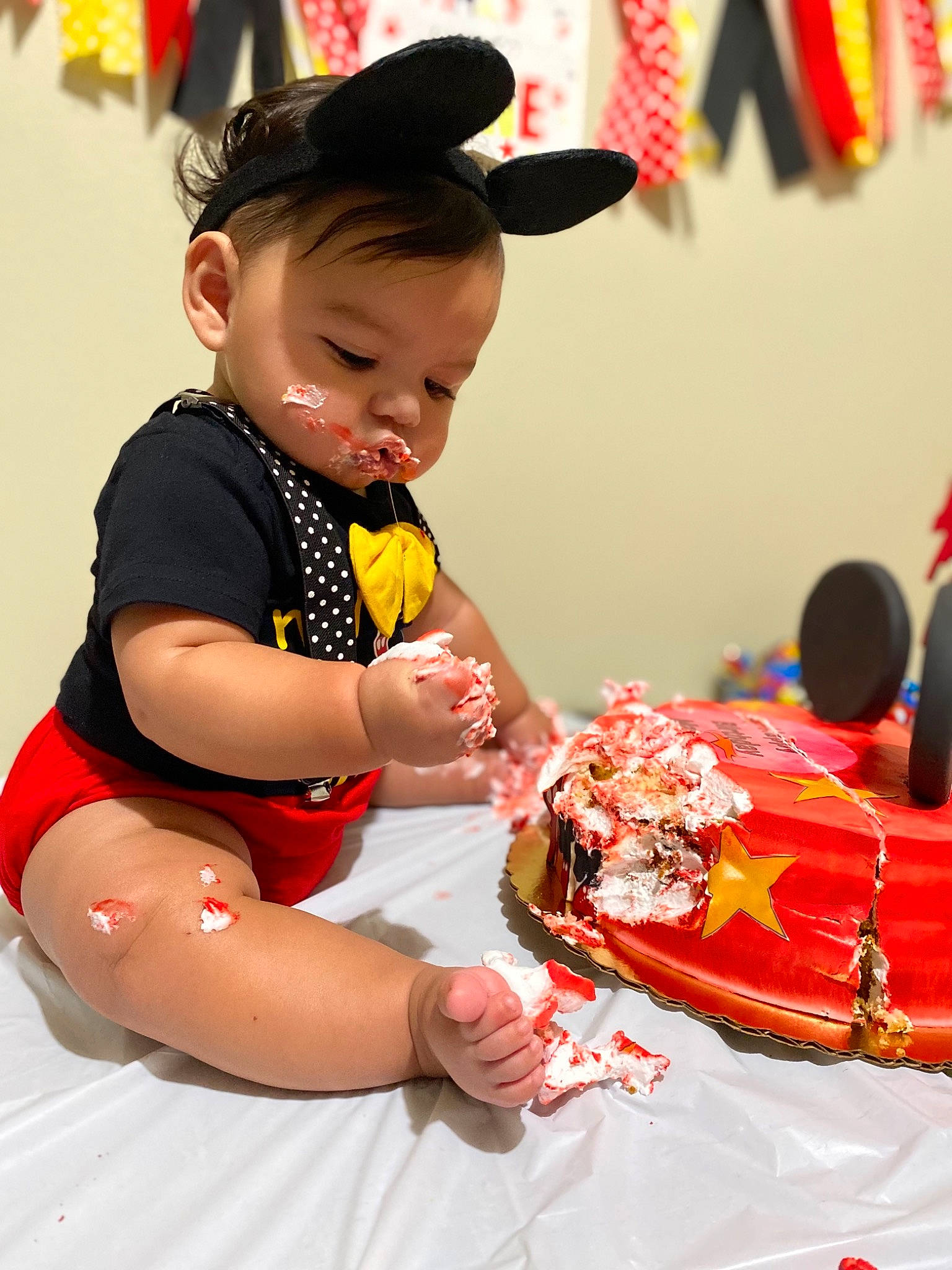 Maison is registered to the contest to win money with this photo: arm, baby_toddler_clothing, child, event, fashion_accessory, fashion_design, fun, hairstyle, hand, happy, hat, orange, people, person, red, sitting, sleeve, t_shirt, temple, toddler