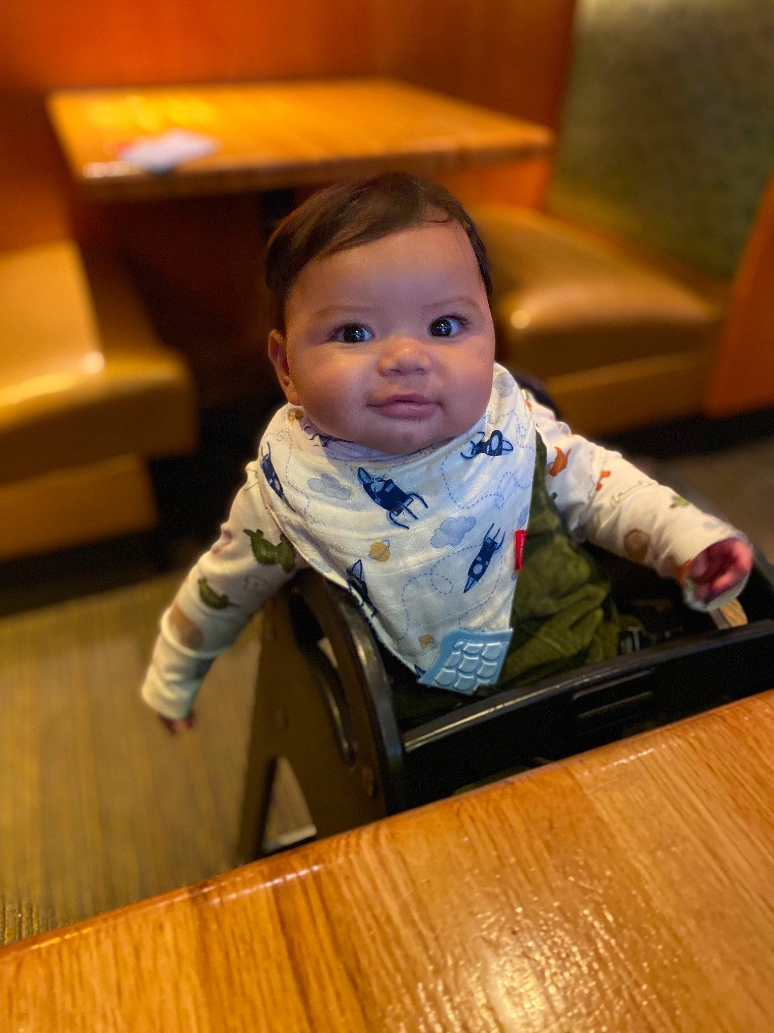 Maison is registered to the contest to win money with this photo: baby, baby_toddler_clothing, chair, cheek, chin, comfort, eye, eyebrow, floor, flooring, hair, hardwood, head, iris, nose, person, skin, sleeve, table, toddler