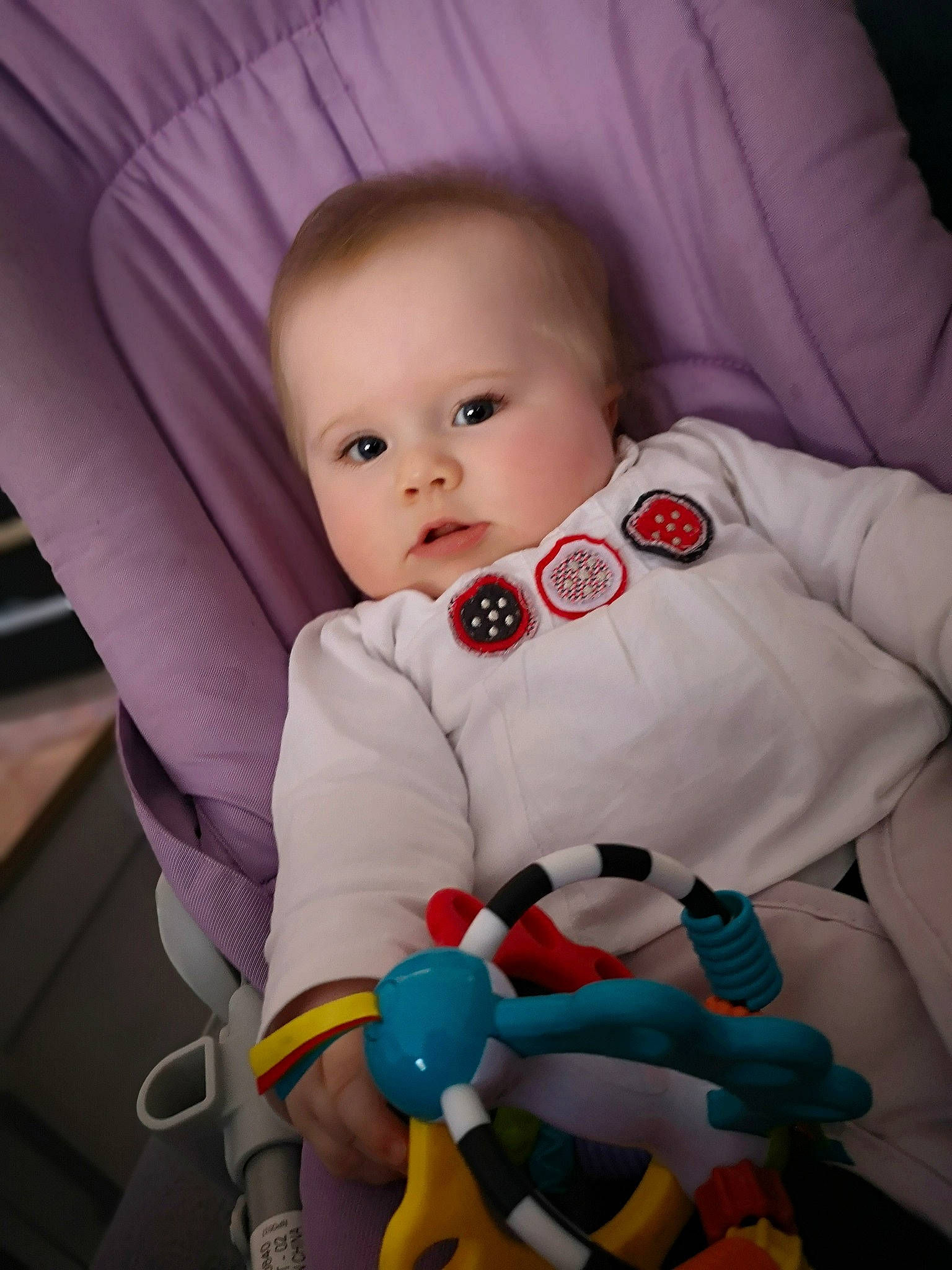 Léa a rejoint le concours — aidez-le/la à gagner de superbes lots ! baby, baby_carriage, baby_in_car_seat, baby_products, car_seat, cheek, child, eye, person, product, skin, toddler