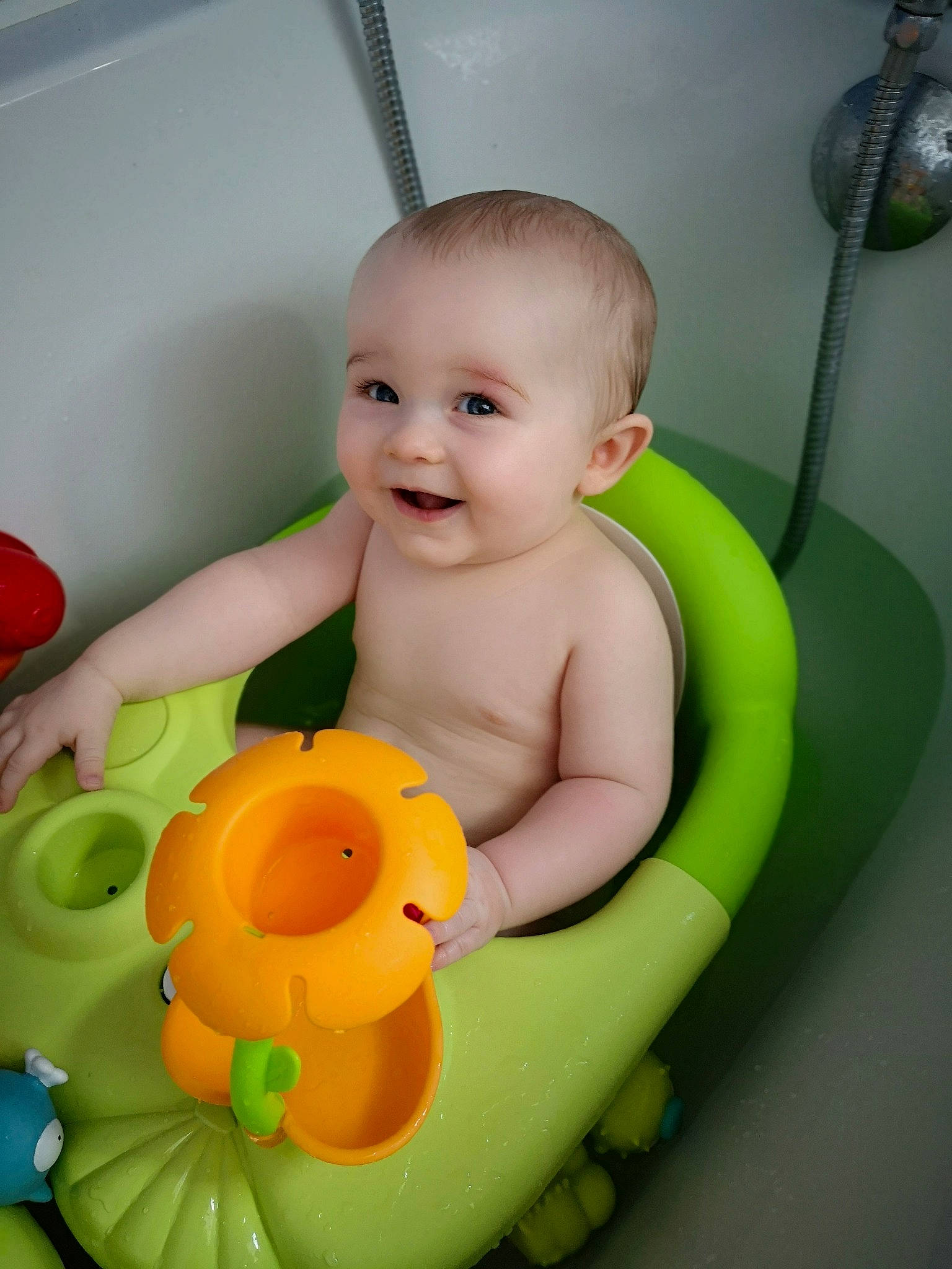 Louis a rejoint le concours — aidez-le/la à gagner de superbes lots ! baby, baby_bathing, baby_products, baby_toys, bathing, bathtub, child, face, fun, joy, person, play, plumbing_fixture, product, skin, smile, toddler, toy, yellow