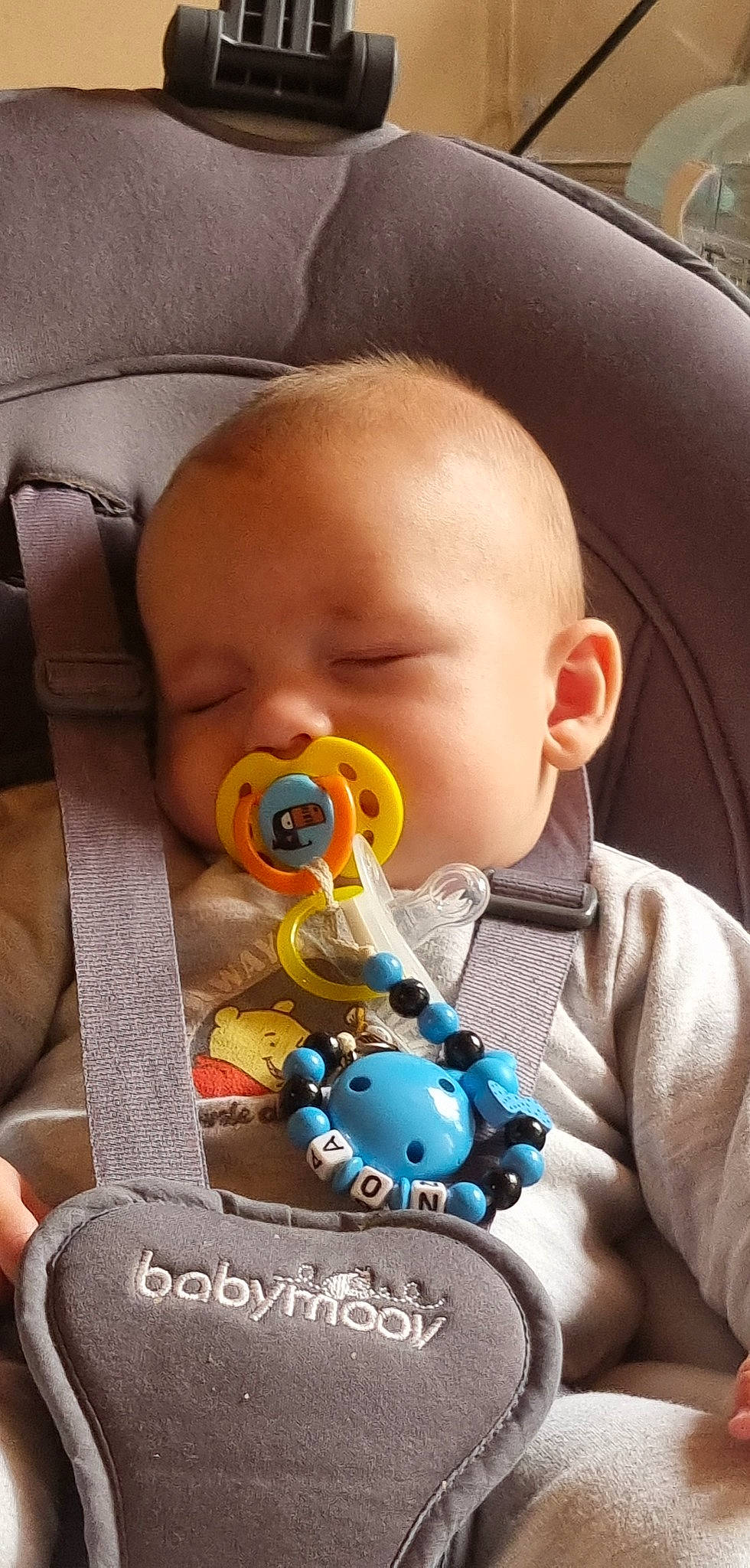 Noa participe au concours pour gagner de l'argent avec cette photo : baby, baby_products, baby_toddler_clothing, cheek, child, chin, comfort, ear, eye, finger, head, iris, lip, mouth, neck, nose, person, product, skin, toddler