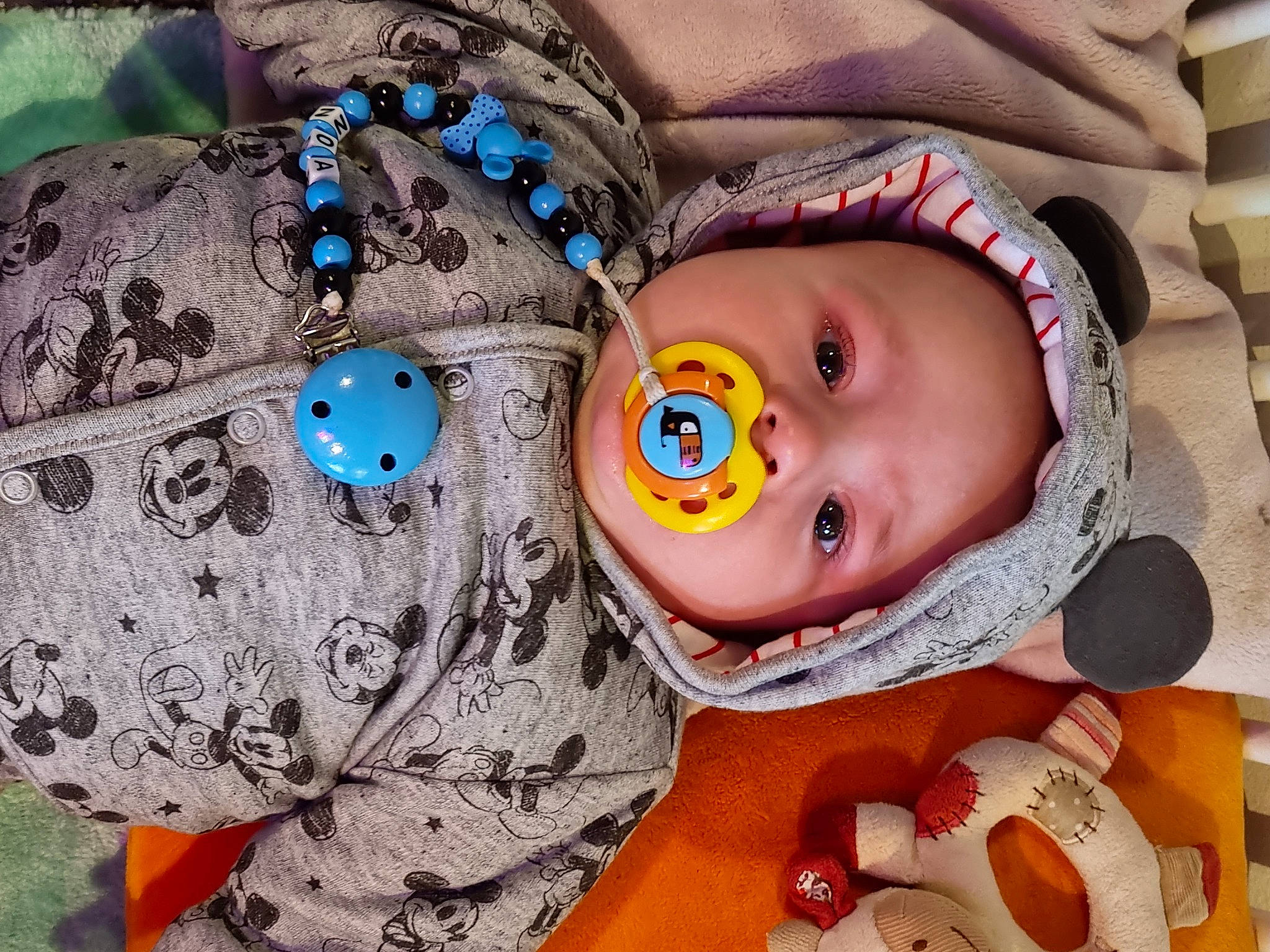Noa participe au concours pour gagner de l'argent avec cette photo : baby, baby_products, baby_toddler_clothing, cheek, comfort, eye, face, head, headgear, headwear, iris, lip, mammal, mouth, nose, outerwear, person, skin, sleeve, textile