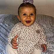 Catalya a rejoint le concours — aidez-le/la à gagner de superbes lots ! baby, child, smile, happy, face, hair_bow, patterned_clothing, white_pants, sitting, blanket, indoor, cute, portrait, infant, human, small_child, cheerful, young, baby_girl, leopard_print