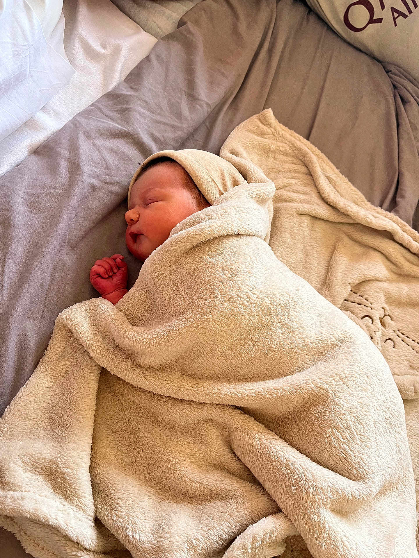 Hilona a rejoint le concours — aidez-le/la à gagner de superbes lots ! baby, bed, blanket, comfort, cozy, cushion, fabric, face, headwear, indoors, infant, newborn, peaceful, person, portrait, rest, sleeping, soft, warm, wrapped