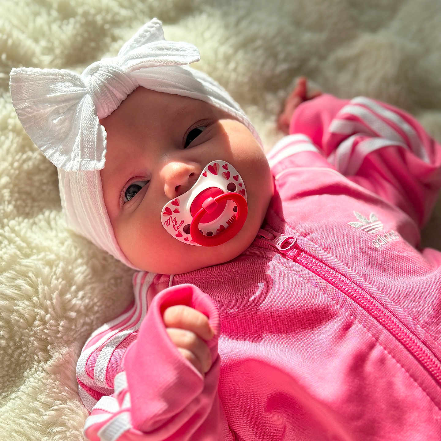 Zeyna participe au concours pour gagner de l'argent avec cette photo : adorable, baby, blanket, child, closeup, cozy, cute, face, fashion, headband, indoor, infant, pacifier, pink_clothing, portrait, relaxed, sleepwear, soft_light, white_bow, young_child