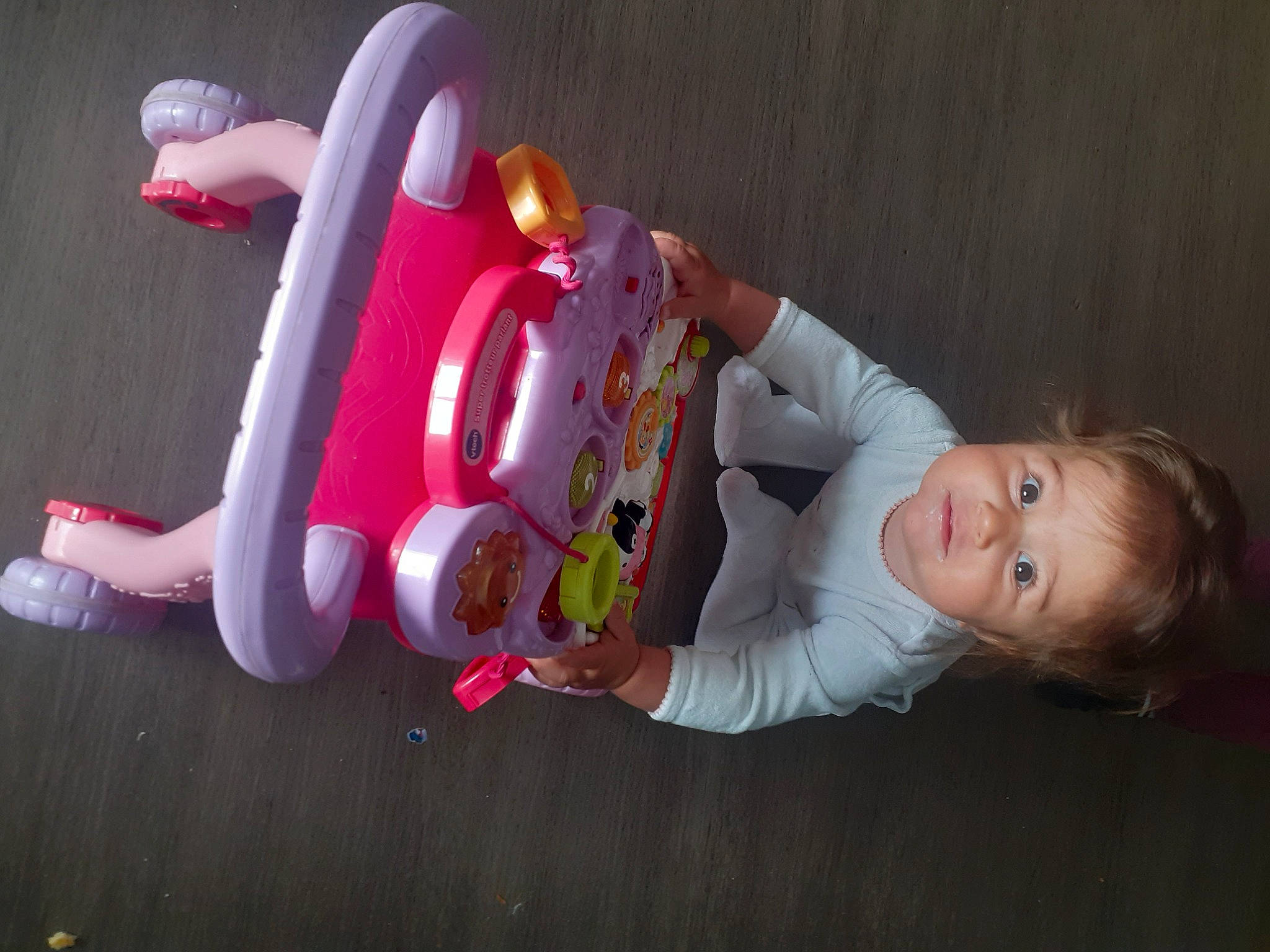 Loona participe au concours pour gagner de l'argent avec cette photo : baby, baby_products, baby_toddler_clothing, baby_toys, carmine, child, comfort, event, finger, flooring, fun, happy, nose, person, play, room, sitting, stuffed_toy, toddler, toy