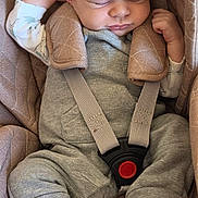 Ezio participe au concours pour gagner de l'argent avec cette photo : baby, newborn, sleeping, car_seat, straps, clothing, sock, infant, face, head, person, seat, cushion, blanket, comfort, rest, indoor, cute, peaceful, child