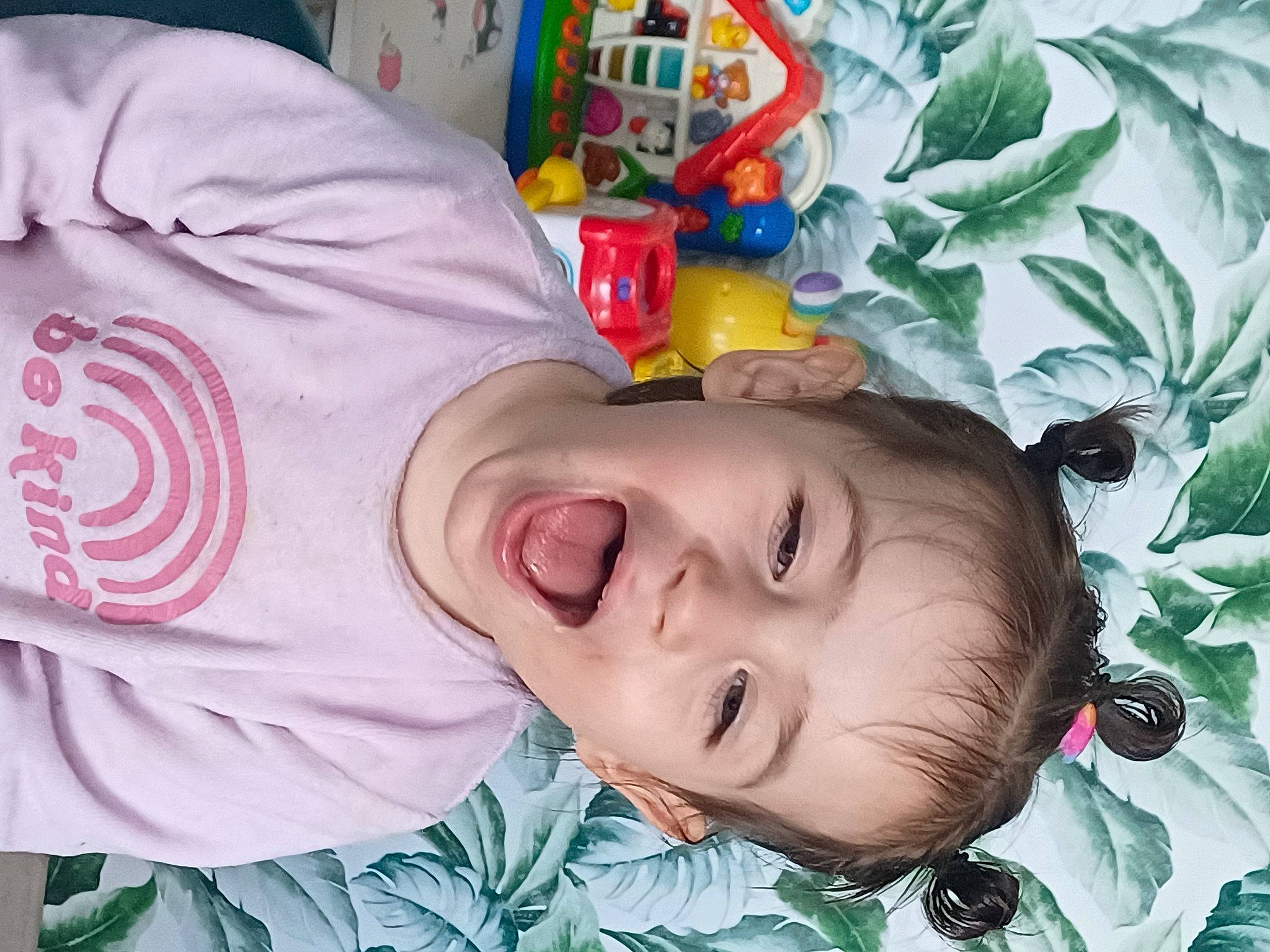 Syannah a rejoint le concours — aidez-le/la à gagner de superbes lots ! baby, baby_laughing, baby_products, baby_toddler_clothing, cheek, child, comfort, fun, happy, laugh, nose, person, plastic, room, sleeve, smile, toddler, tree