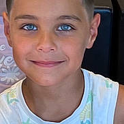 Ilia a rejoint le concours — aidez-le/la à gagner de superbes lots ! blue_eyes, boy, casual, child, closeup, clothing, cute, face, friendly, happy, head, indoor, person, portrait, short_hair, skin, sleeveless_shirt, smile, tropical_pattern, young