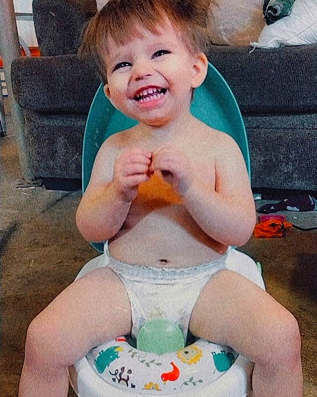 Kepha is registered to the contest to win money with this photo: abdomen, baby, bathing, brassiere, chair, chest, child, diaper, fun, happy, head, human_leg, leisure, navel, person, photograph, sitting, smile, thigh, toddler