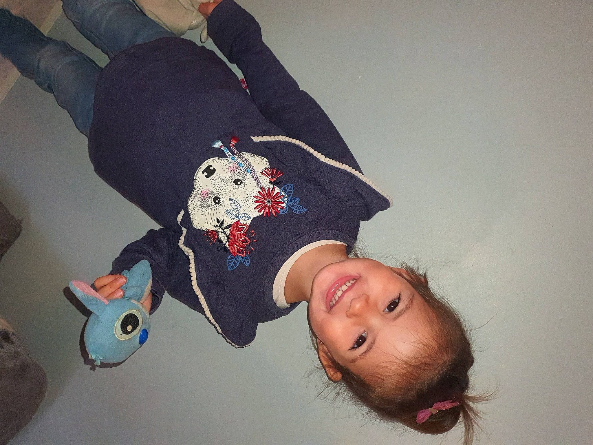 Lëyna a rejoint le concours — aidez-le/la à gagner de superbes lots ! child, comfort, costume_hat, elbow, fun, gesture, happy, joy, knee, person, plush, room, sitting, sleeve, smile, sportswear, stuffed_toy, t_shirt, thigh, toddler