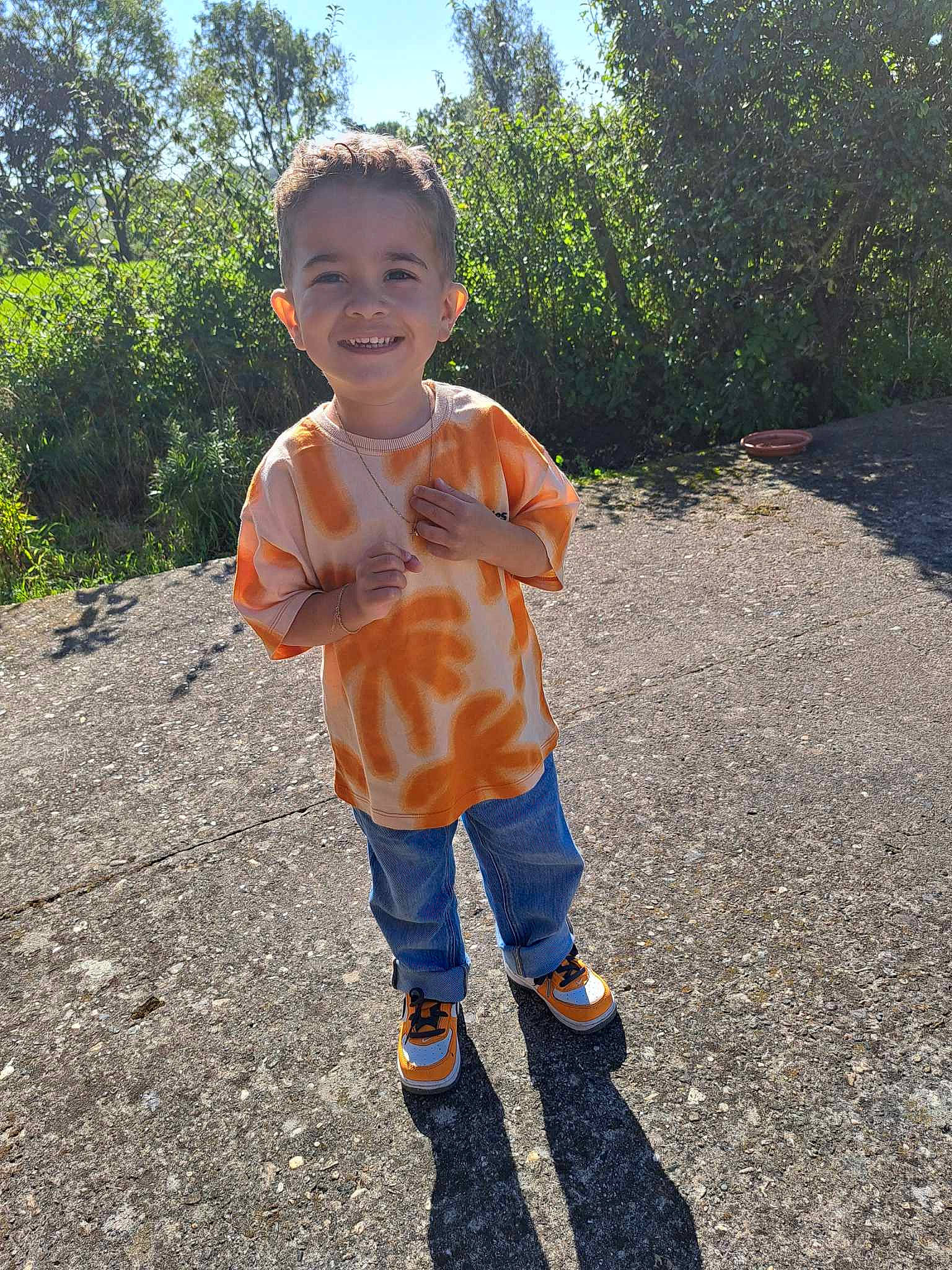 Hugo a rejoint le concours — aidez-le/la à gagner de superbes lots ! asphalt, baby_toddler_clothing, electric_blue, fun, grass, happy, head, joy, landscape, leaf, leisure, people_in_nature, person, plant, road_surface, sky, sleeve, smile, soil, t_shirt