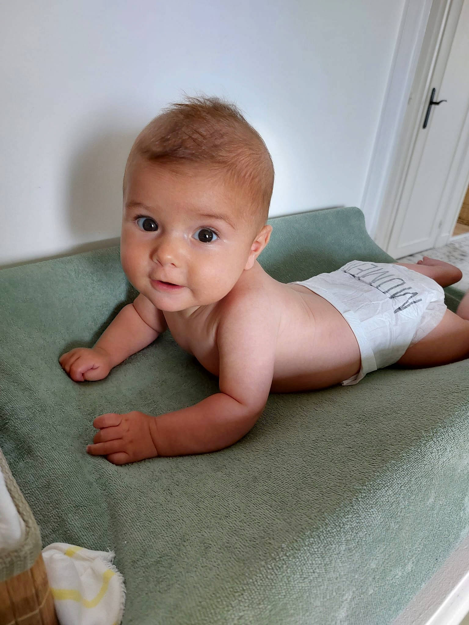 Marcelin participe au concours pour gagner de l'argent avec cette photo : baby, baby_toddler_clothing, cheek, chest, child, comfort, door, eyebrow, finger, floor, flooring, hairstyle, human_leg, iris, joint, person, skin, stomach, thumb, toddler