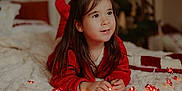 Alyssa a rejoint le concours — aidez-le/la à gagner de superbes lots ! child, girl, bed, red_sweater, string_lights, christmas_letter, holiday_decor, christmas_tree, indoor, cozy, smiling, long_hair, bedspread, festive, warm_lighting, portrait, holiday, cute, happy, home