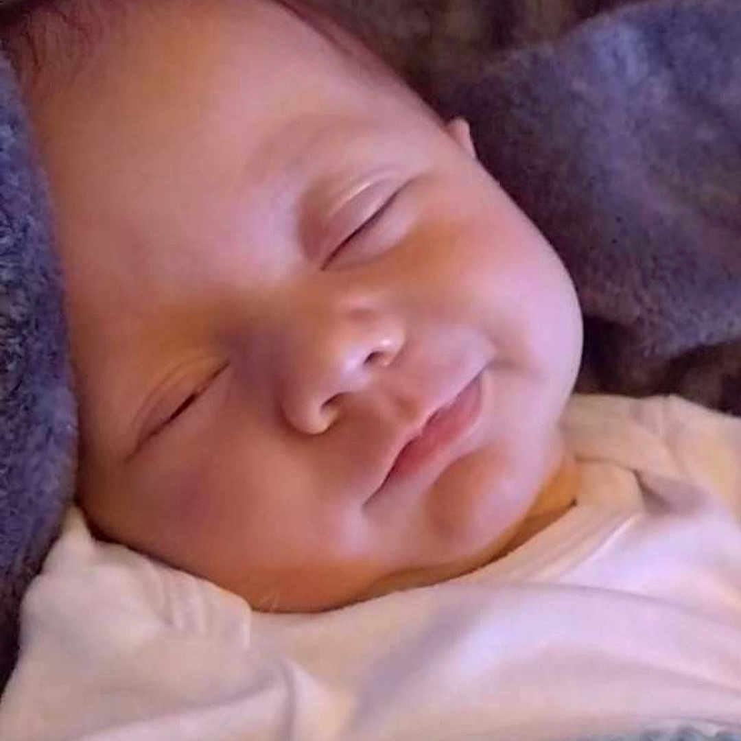 Lyana a rejoint le concours — aidez-le/la à gagner de superbes lots ! baby, blanket, child, closeup, cozy, cute, eyelid, face, head, indoors, infant, mouth, newborn, peaceful, person, relaxation, skin, sleeping, soft, warm