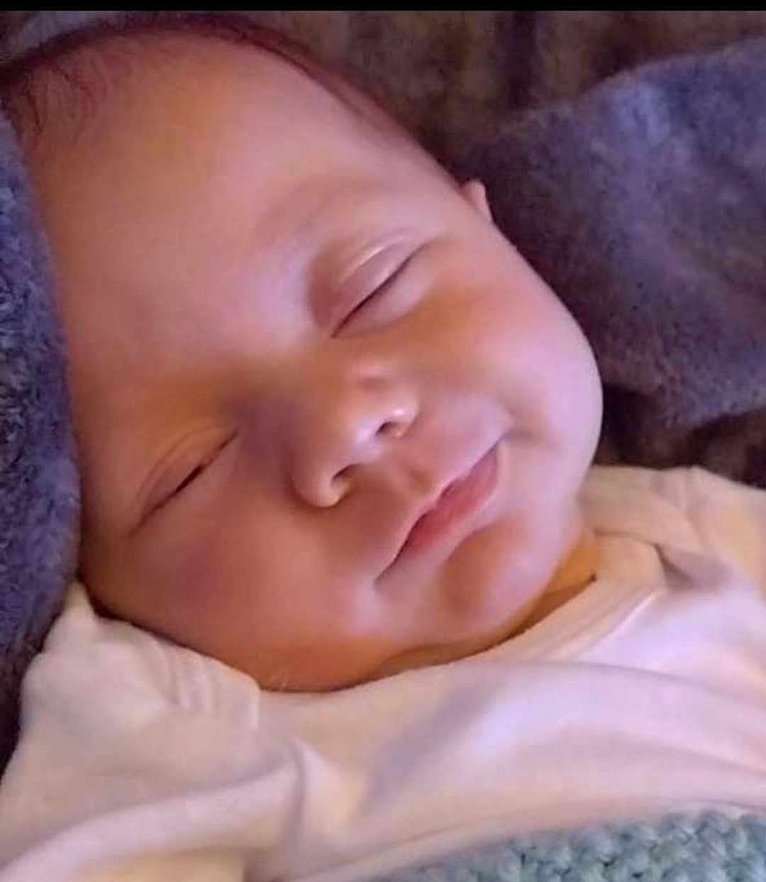 Lyana a rejoint le concours — aidez-le/la à gagner de superbes lots ! baby, blanket, child, closeup, cozy, cute, eyelid, face, head, indoors, infant, mouth, newborn, peaceful, person, relaxation, skin, sleeping, soft, warm