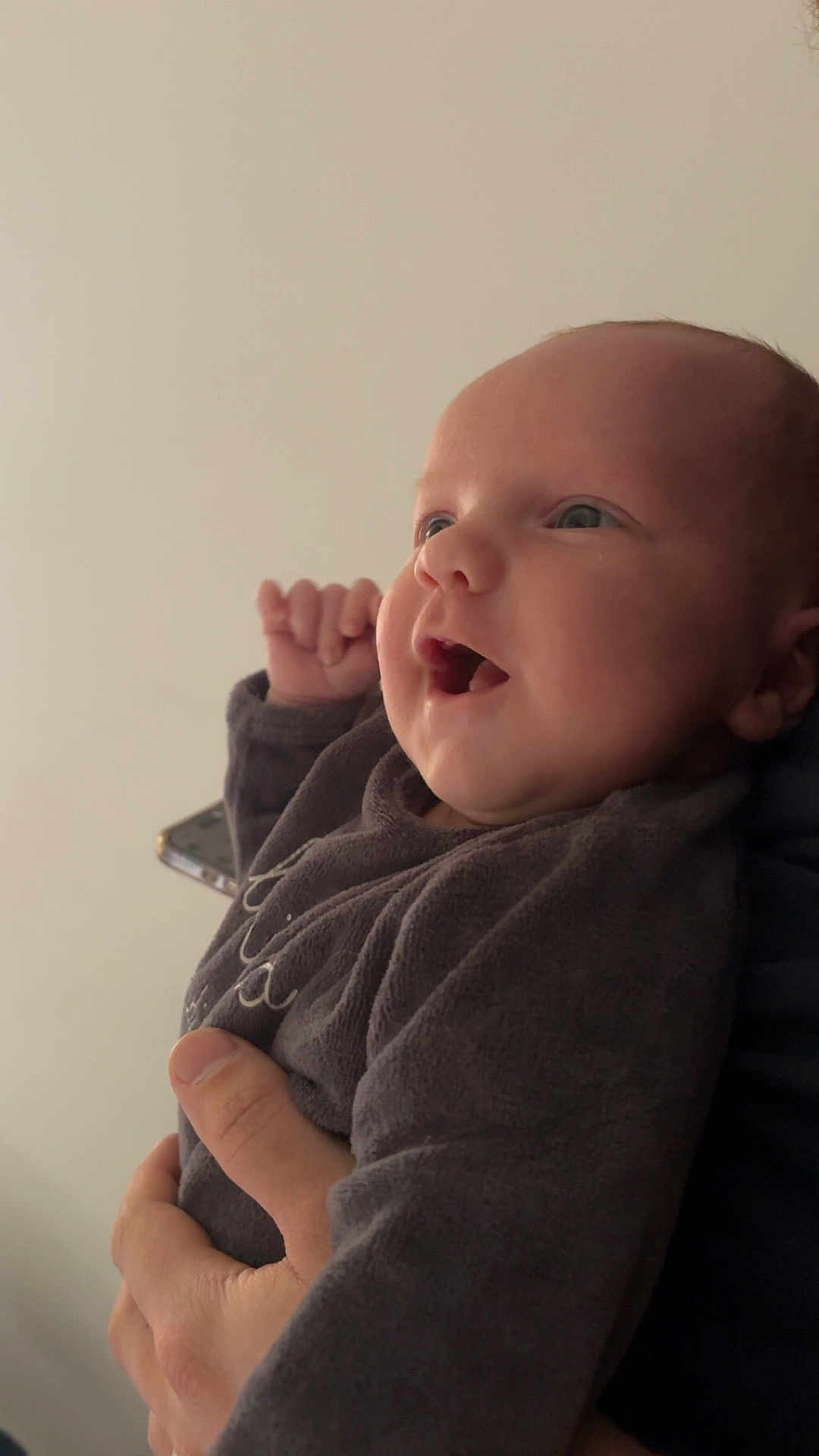 Kaïs participe au concours pour gagner de l'argent avec cette photo : baby, infant, smile, face, hand, clothing, onesie, person, holding, happy, skin, head, eyes, cheeks, mouth, portrait, indoor, human, newborn, expression