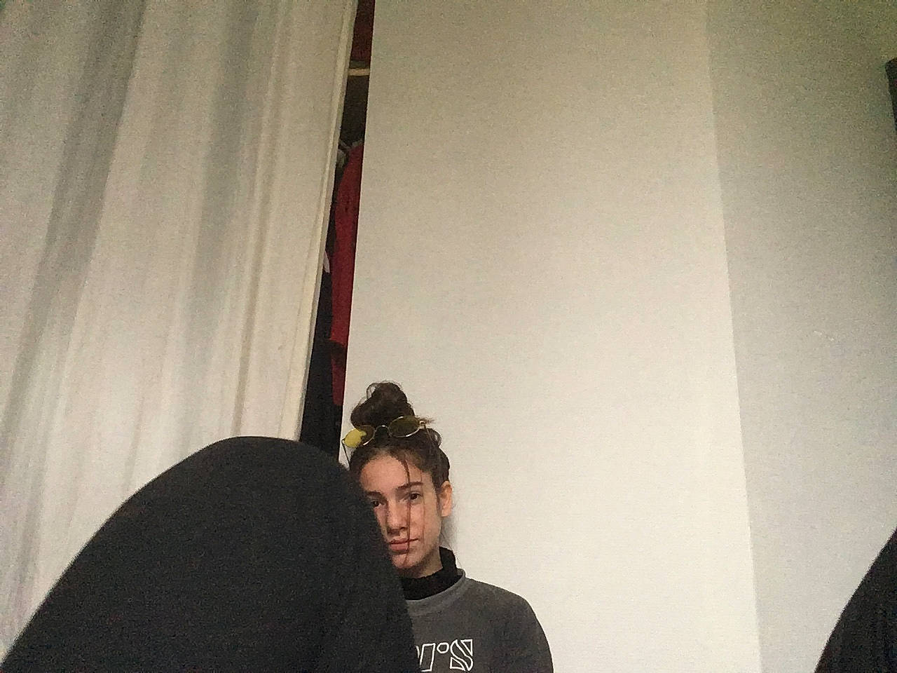 Coline a rejoint le concours — aidez-le/la à gagner de superbes lots ! angle, arm, floor, fun, person, product