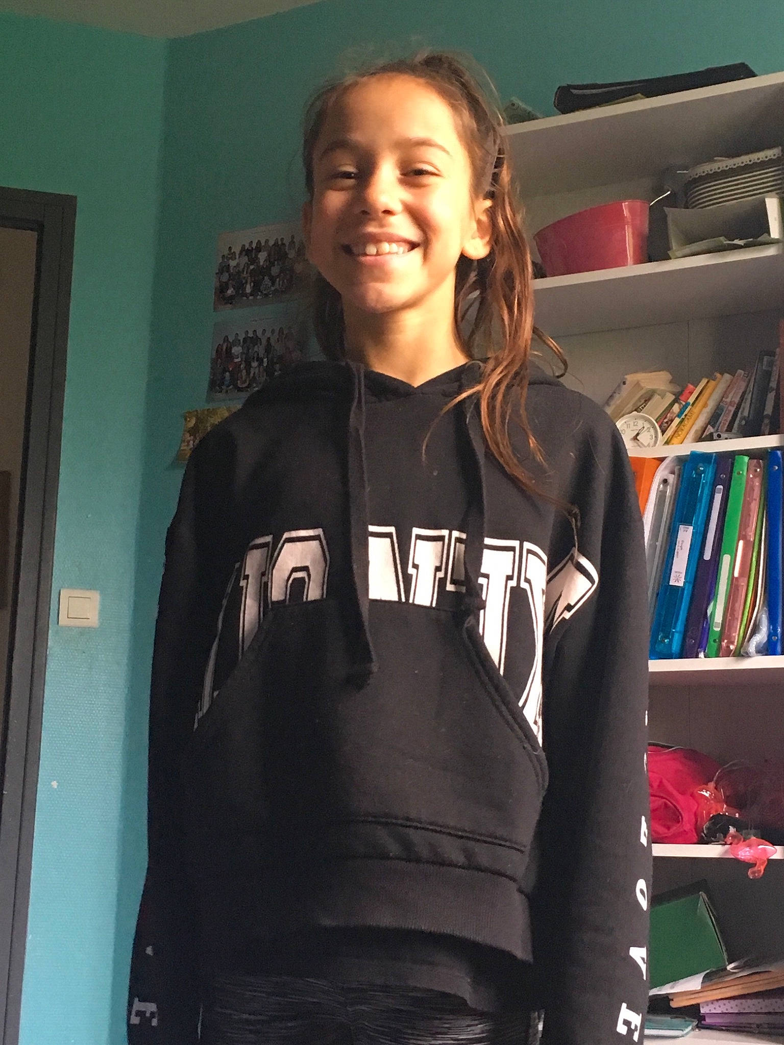 Emy participe au concours pour gagner de l'argent avec cette photo : clothing, girl, jacket, joy, long_hair, outerwear, person, product, shoulder, sleeve, t_shirt, textile, top