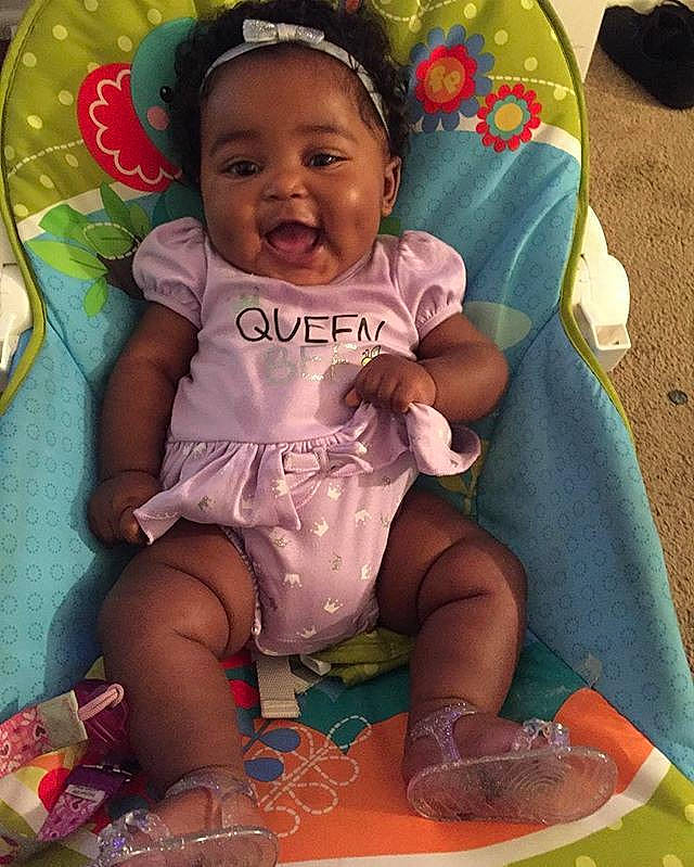 Nayla participe au concours pour gagner de l'argent avec cette photo : baby, baby_products, baby_toddler_clothing, chair, cheek, child, comfort, green, happy, head, iris, lap, organ, people, person, pink, sharing, sitting, skin, smile