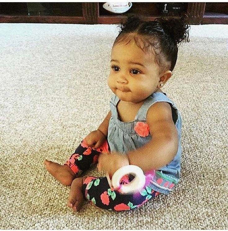 Nayla participe au concours pour gagner de l'argent avec cette photo : arm, baby, baby_toddler_clothing, dress, facial_expression, flooring, grass, hair, happy, leg, mammal, morning, people, person, product, skin, sleeve, smile, thumb, toddler