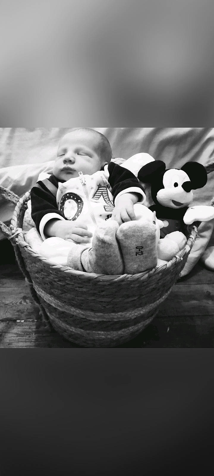 Thiago a rejoint le concours — aidez-le/la à gagner de superbes lots ! baby, baby_products, baby_toddler_clothing, basket, black_and_white, child, comfort, flash_photography, fun, grass, happy, monochrome, monochrome_photography, person, sitting, still_life_photography, stuffed_toy, style, toddler, toy
