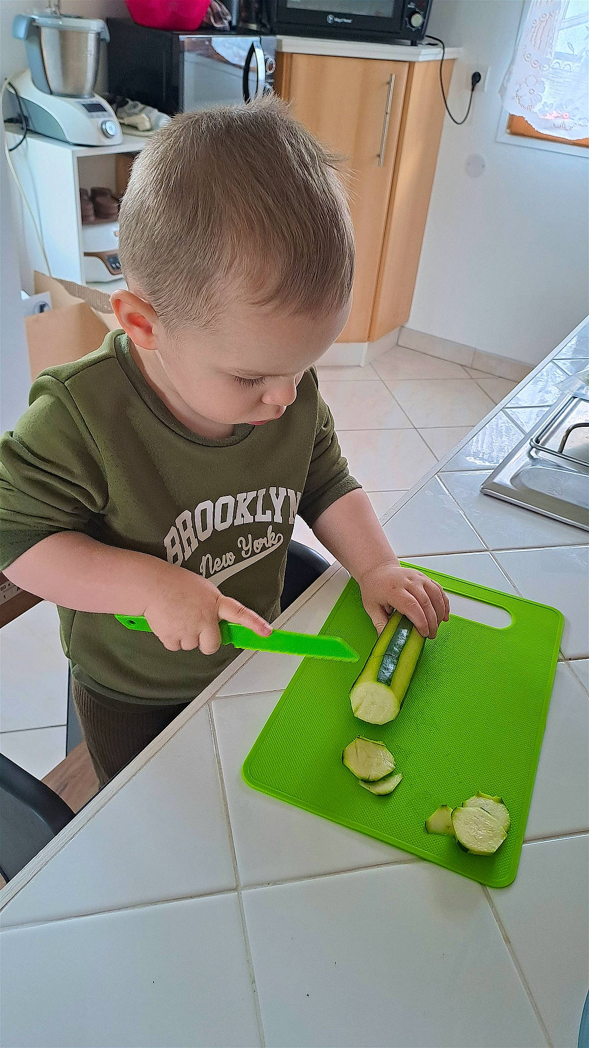 Tylio a rejoint le concours — aidez-le/la à gagner de superbes lots ! art, child, engineering, flooring, fun, glasses, homework, kitchen_appliance, office_instrument, office_supplies, paint, person, play, room, stationery, t_shirt, toddler, visual_arts, wood, writing