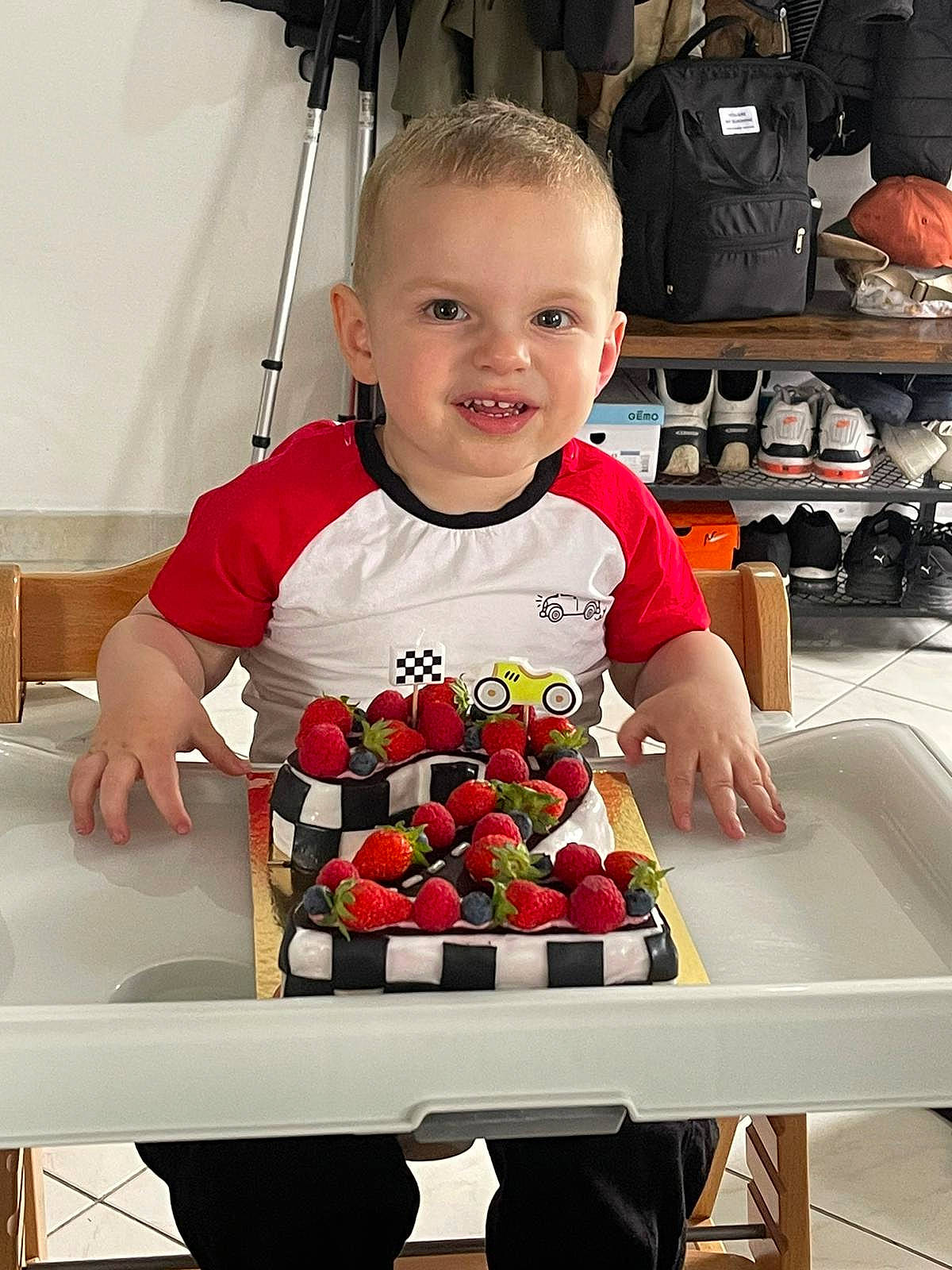 Tylio participe au concours pour gagner de l'argent avec cette photo : automotive_design, baby, baby_toddler_clothing, carmine, child, fruit, fun, happy, joy, local_food, natural_foods, person, plant, recreation, red, room, sleeve, smile, strawberry, t_shirt